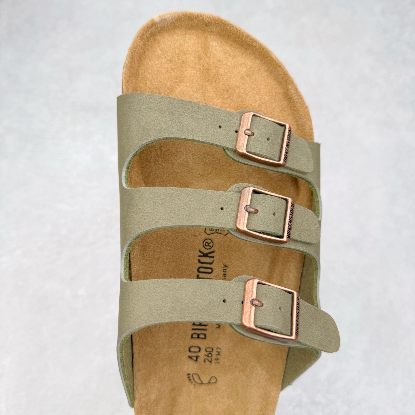图片[4]-Birkenstock Ramses 系列 勃肯夹趾皮革绒面双扣时尚人字拖拖鞋 牛皮绒面革质地柔软 搭配可调节鞋扣提升穿着舒适度 人体工学设计分散脚部压力 保护脚踝 软木乳胶鞋床具有一定的收缩性 长时间穿着后能贴合脚型 EVA鞋底回弹性和抗张性力高 具有良好的防震、缓冲性 四季皆宜 柔软的鞋床采用额外的泡沫缓冲层 提供额外的舒适感和全天支撑 全网独家首发 源于德国的严谨工艺 牛巴戎面 中层松木 EVA 三层组合大底 优质牛皮面料五金扣 出口订单 尺码：35-44-选品中心