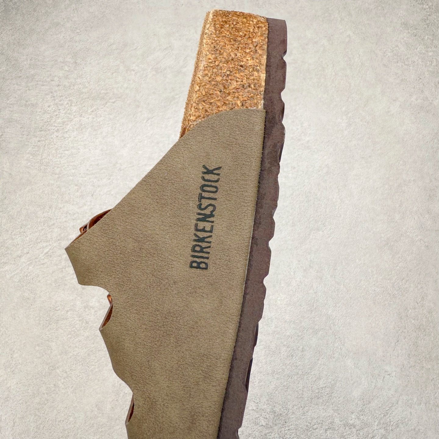 图片[7]-Birkenstock Ramses 系列 勃肯夹趾皮革绒面双扣时尚人字拖拖鞋 牛皮绒面革质地柔软 搭配可调节鞋扣提升穿着舒适度 人体工学设计分散脚部压力 保护脚踝 软木乳胶鞋床具有一定的收缩性 长时间穿着后能贴合脚型 EVA鞋底回弹性和抗张性力高 具有良好的防震、缓冲性 四季皆宜 柔软的鞋床采用额外的泡沫缓冲层 提供额外的舒适感和全天支撑 全网独家首发 源于德国的严谨工艺 牛巴戎面 中层松木 EVA 三层组合大底 优质牛皮面料五金扣 出口订单 尺码：35-44-选品中心