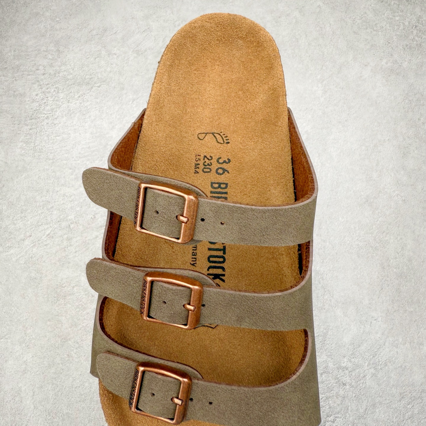 图片[5]-Birkenstock Ramses 系列 勃肯夹趾皮革绒面双扣时尚人字拖拖鞋 牛皮绒面革质地柔软 搭配可调节鞋扣提升穿着舒适度 人体工学设计分散脚部压力 保护脚踝 软木乳胶鞋床具有一定的收缩性 长时间穿着后能贴合脚型 EVA鞋底回弹性和抗张性力高 具有良好的防震、缓冲性 四季皆宜 柔软的鞋床采用额外的泡沫缓冲层 提供额外的舒适感和全天支撑 全网独家首发 源于德国的严谨工艺 牛巴戎面 中层松木 EVA 三层组合大底 优质牛皮面料五金扣 出口订单 尺码：35-44-选品中心