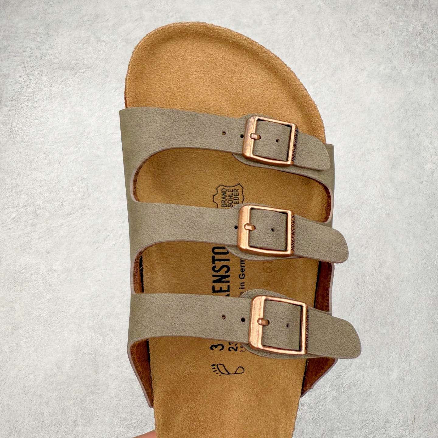 图片[4]-Birkenstock Ramses 系列 勃肯夹趾皮革绒面双扣时尚人字拖拖鞋 牛皮绒面革质地柔软 搭配可调节鞋扣提升穿着舒适度 人体工学设计分散脚部压力 保护脚踝 软木乳胶鞋床具有一定的收缩性 长时间穿着后能贴合脚型 EVA鞋底回弹性和抗张性力高 具有良好的防震、缓冲性 四季皆宜 柔软的鞋床采用额外的泡沫缓冲层 提供额外的舒适感和全天支撑 全网独家首发 源于德国的严谨工艺 牛巴戎面 中层松木 EVA 三层组合大底 优质牛皮面料五金扣 出口订单 尺码：35-44-选品中心