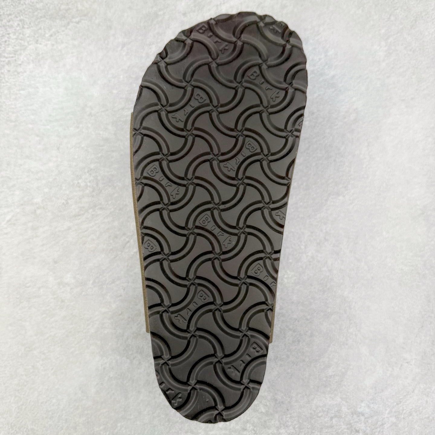 图片[9]-Birkenstock Ramses 系列 勃肯夹趾皮革绒面双扣时尚人字拖拖鞋 牛皮绒面革质地柔软 搭配可调节鞋扣提升穿着舒适度 人体工学设计分散脚部压力 保护脚踝 软木乳胶鞋床具有一定的收缩性 长时间穿着后能贴合脚型 EVA鞋底回弹性和抗张性力高 具有良好的防震、缓冲性 四季皆宜 柔软的鞋床采用额外的泡沫缓冲层 提供额外的舒适感和全天支撑 全网独家首发 源于德国的严谨工艺 牛巴戎面 中层松木 EVA 三层组合大底 优质牛皮面料五金扣 出口订单 尺码：35-44-选品中心