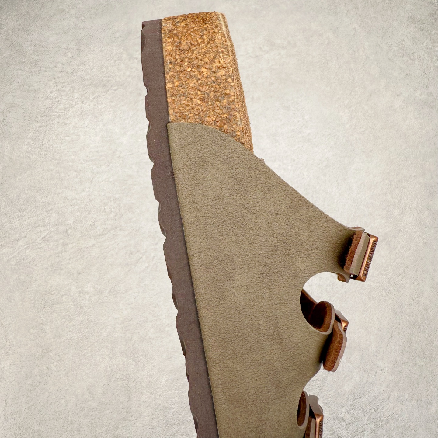 图片[6]-Birkenstock Ramses 系列 勃肯夹趾皮革绒面双扣时尚人字拖拖鞋 牛皮绒面革质地柔软 搭配可调节鞋扣提升穿着舒适度 人体工学设计分散脚部压力 保护脚踝 软木乳胶鞋床具有一定的收缩性 长时间穿着后能贴合脚型 EVA鞋底回弹性和抗张性力高 具有良好的防震、缓冲性 四季皆宜 柔软的鞋床采用额外的泡沫缓冲层 提供额外的舒适感和全天支撑 全网独家首发 源于德国的严谨工艺 牛巴戎面 中层松木 EVA 三层组合大底 优质牛皮面料五金扣 出口订单 尺码：35-44-选品中心