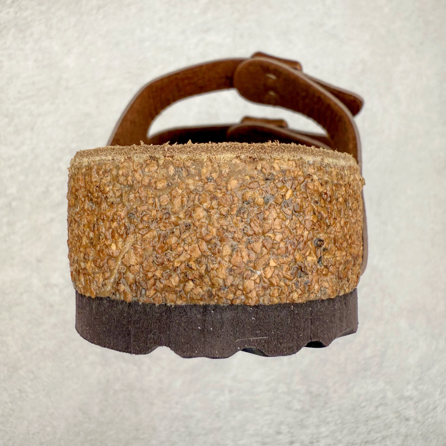 图片[8]-Birkenstock Ramses 系列 勃肯夹趾皮革绒面双扣时尚人字拖拖鞋 牛皮绒面革质地柔软 搭配可调节鞋扣提升穿着舒适度 人体工学设计分散脚部压力 保护脚踝 软木乳胶鞋床具有一定的收缩性 长时间穿着后能贴合脚型 EVA鞋底回弹性和抗张性力高 具有良好的防震、缓冲性 四季皆宜 柔软的鞋床采用额外的泡沫缓冲层 提供额外的舒适感和全天支撑 全网独家首发 源于德国的严谨工艺 牛巴戎面 中层松木 EVA 三层组合大底 优质牛皮面料五金扣 出口订单 尺码：35-44-选品中心