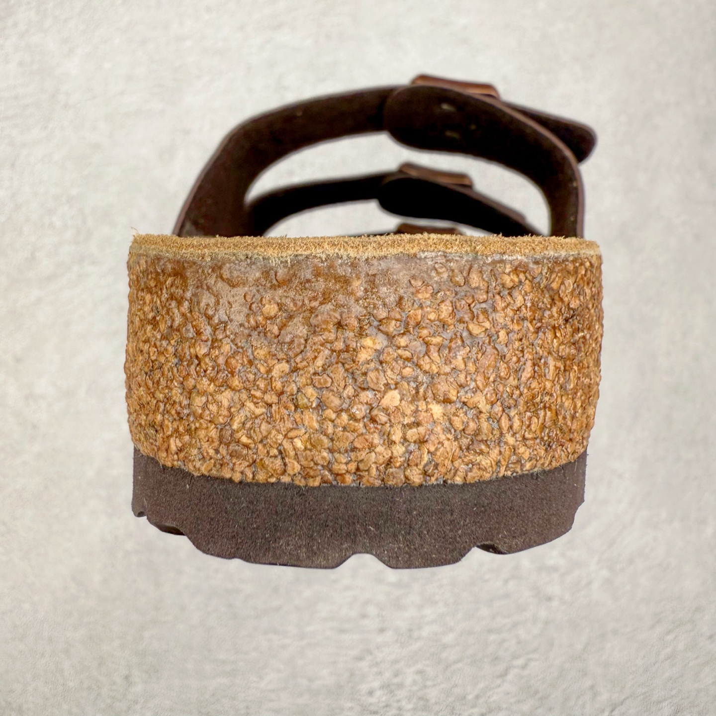 图片[8]-Birkenstock Ramses 系列 勃肯夹趾皮革绒面双扣时尚人字拖拖鞋 牛皮绒面革质地柔软 搭配可调节鞋扣提升穿着舒适度 人体工学设计分散脚部压力 保护脚踝 软木乳胶鞋床具有一定的收缩性 长时间穿着后能贴合脚型 EVA鞋底回弹性和抗张性力高 具有良好的防震、缓冲性 四季皆宜 柔软的鞋床采用额外的泡沫缓冲层 提供额外的舒适感和全天支撑 全网独家首发 源于德国的严谨工艺 牛巴戎面 中层松木 EVA 三层组合大底 优质牛皮面料五金扣 出口订单 尺码：35-44-选品中心