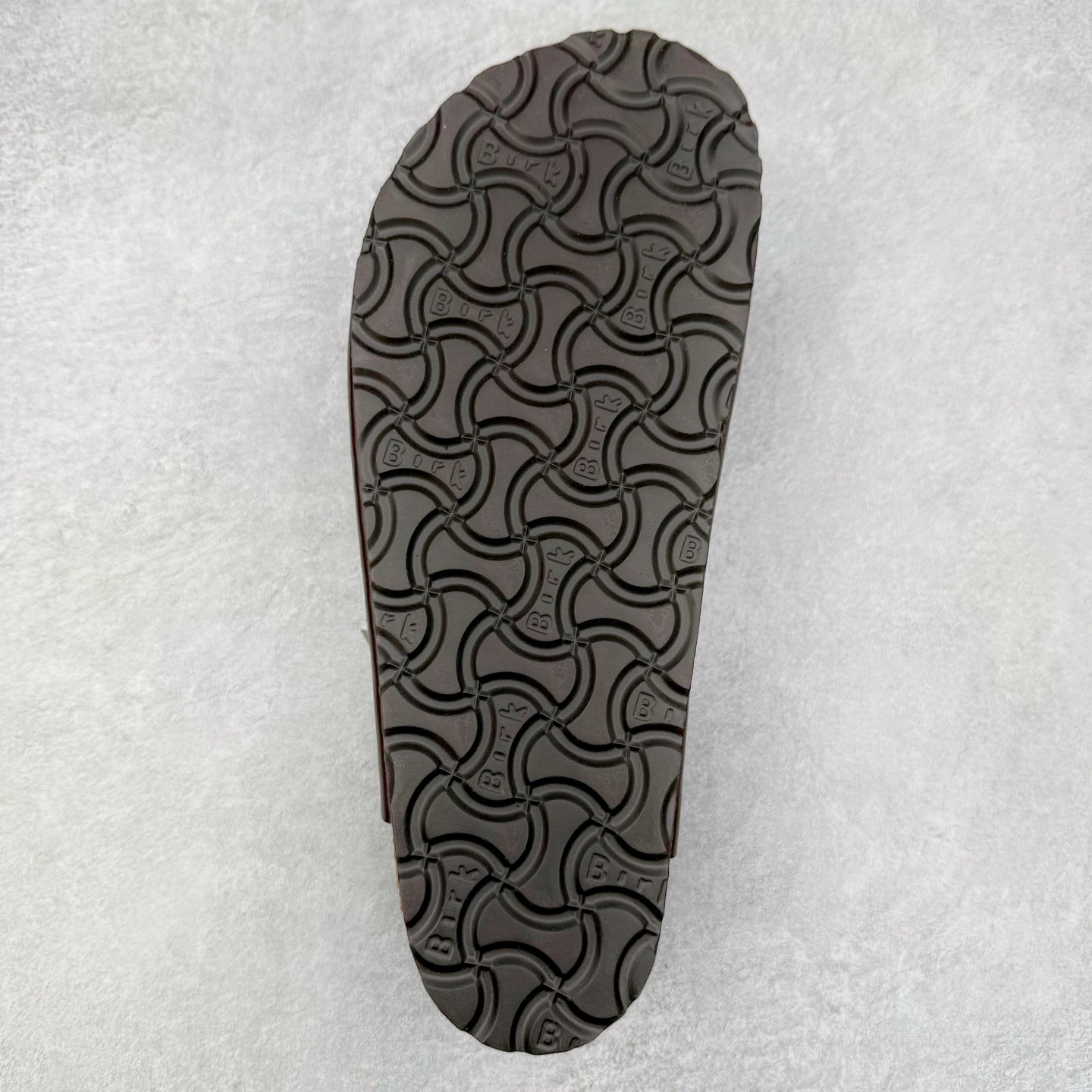 图片[9]-Birkenstock Ramses 系列 勃肯夹趾皮革绒面双扣时尚人字拖拖鞋 牛皮绒面革质地柔软 搭配可调节鞋扣提升穿着舒适度 人体工学设计分散脚部压力 保护脚踝 软木乳胶鞋床具有一定的收缩性 长时间穿着后能贴合脚型 EVA鞋底回弹性和抗张性力高 具有良好的防震、缓冲性 四季皆宜 柔软的鞋床采用额外的泡沫缓冲层 提供额外的舒适感和全天支撑 全网独家首发 源于德国的严谨工艺 牛巴戎面 中层松木 EVA 三层组合大底 优质牛皮面料五金扣 出口订单 尺码：35-44-选品中心