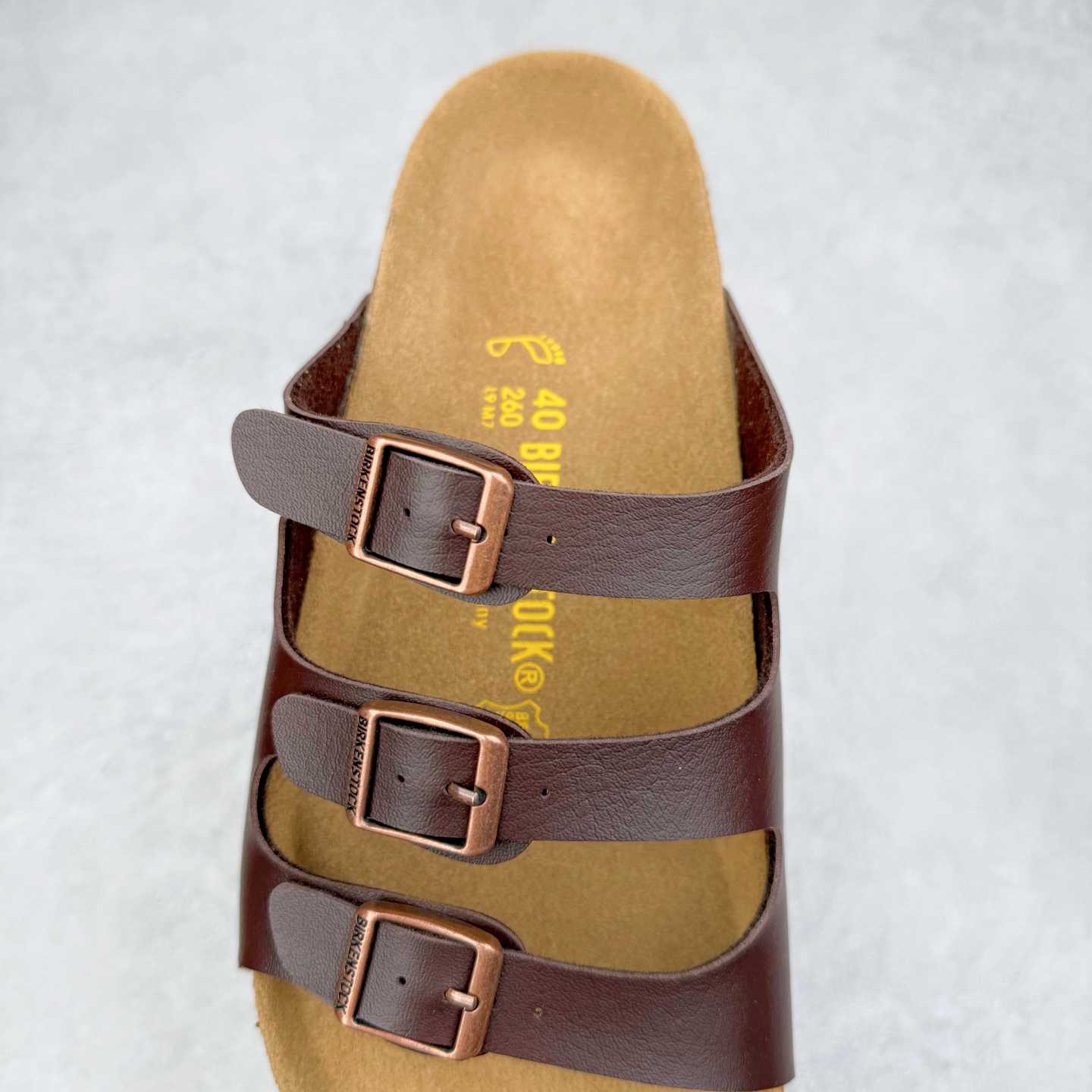 图片[5]-Birkenstock Ramses 系列 勃肯夹趾皮革绒面双扣时尚人字拖拖鞋 牛皮绒面革质地柔软 搭配可调节鞋扣提升穿着舒适度 人体工学设计分散脚部压力 保护脚踝 软木乳胶鞋床具有一定的收缩性 长时间穿着后能贴合脚型 EVA鞋底回弹性和抗张性力高 具有良好的防震、缓冲性 四季皆宜 柔软的鞋床采用额外的泡沫缓冲层 提供额外的舒适感和全天支撑 全网独家首发 源于德国的严谨工艺 牛巴戎面 中层松木 EVA 三层组合大底 优质牛皮面料五金扣 出口订单 尺码：35-44-选品中心