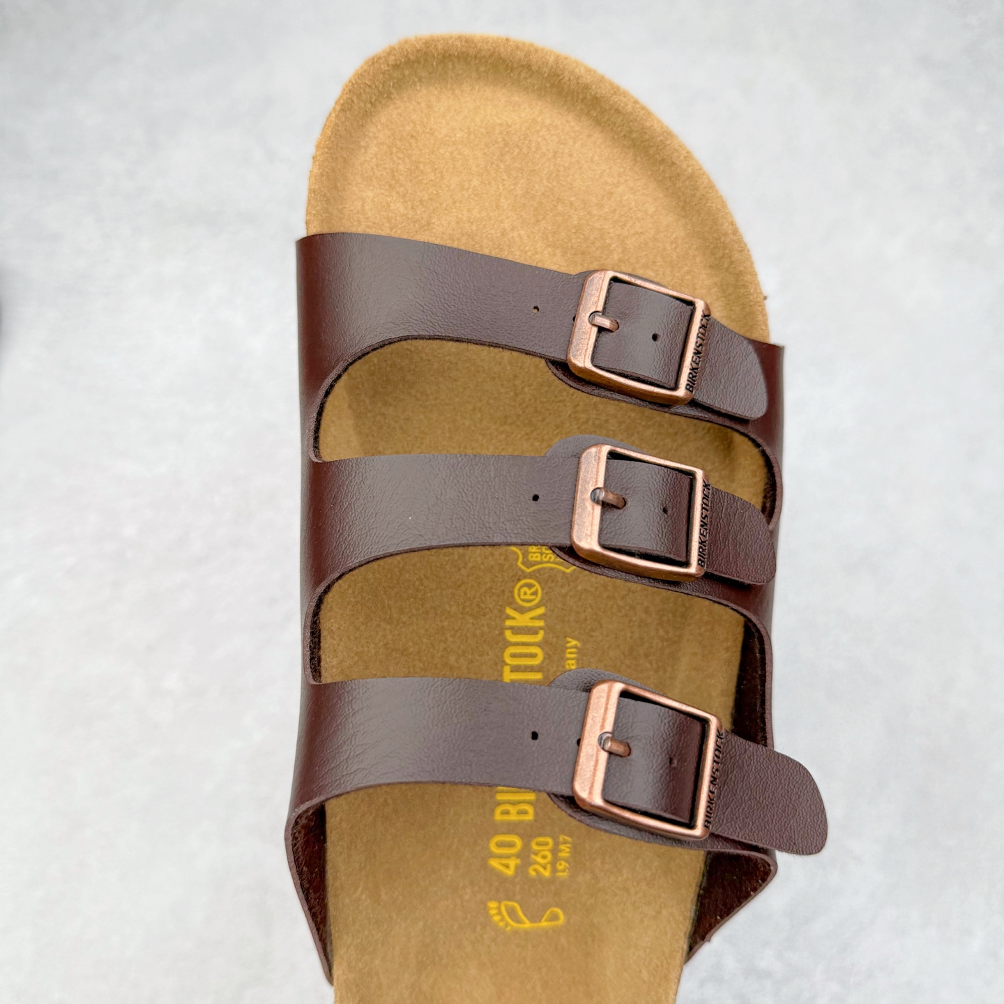 图片[4]-Birkenstock Ramses 系列 勃肯夹趾皮革绒面双扣时尚人字拖拖鞋 牛皮绒面革质地柔软 搭配可调节鞋扣提升穿着舒适度 人体工学设计分散脚部压力 保护脚踝 软木乳胶鞋床具有一定的收缩性 长时间穿着后能贴合脚型 EVA鞋底回弹性和抗张性力高 具有良好的防震、缓冲性 四季皆宜 柔软的鞋床采用额外的泡沫缓冲层 提供额外的舒适感和全天支撑 全网独家首发 源于德国的严谨工艺 牛巴戎面 中层松木 EVA 三层组合大底 优质牛皮面料五金扣 出口订单 尺码：35-44-选品中心