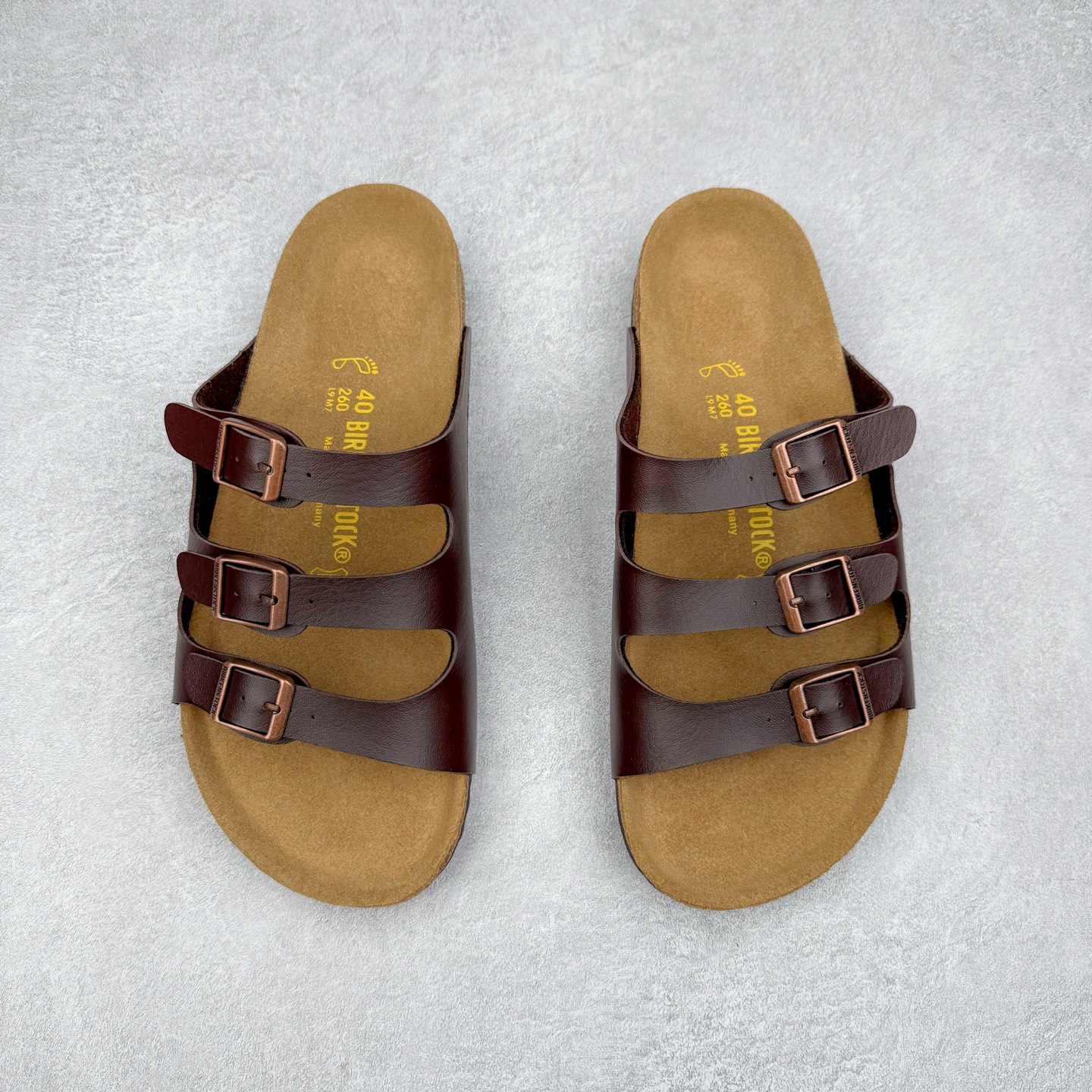 图片[2]-Birkenstock Ramses 系列 勃肯夹趾皮革绒面双扣时尚人字拖拖鞋 牛皮绒面革质地柔软 搭配可调节鞋扣提升穿着舒适度 人体工学设计分散脚部压力 保护脚踝 软木乳胶鞋床具有一定的收缩性 长时间穿着后能贴合脚型 EVA鞋底回弹性和抗张性力高 具有良好的防震、缓冲性 四季皆宜 柔软的鞋床采用额外的泡沫缓冲层 提供额外的舒适感和全天支撑 全网独家首发 源于德国的严谨工艺 牛巴戎面 中层松木 EVA 三层组合大底 优质牛皮面料五金扣 出口订单 尺码：35-44-选品中心