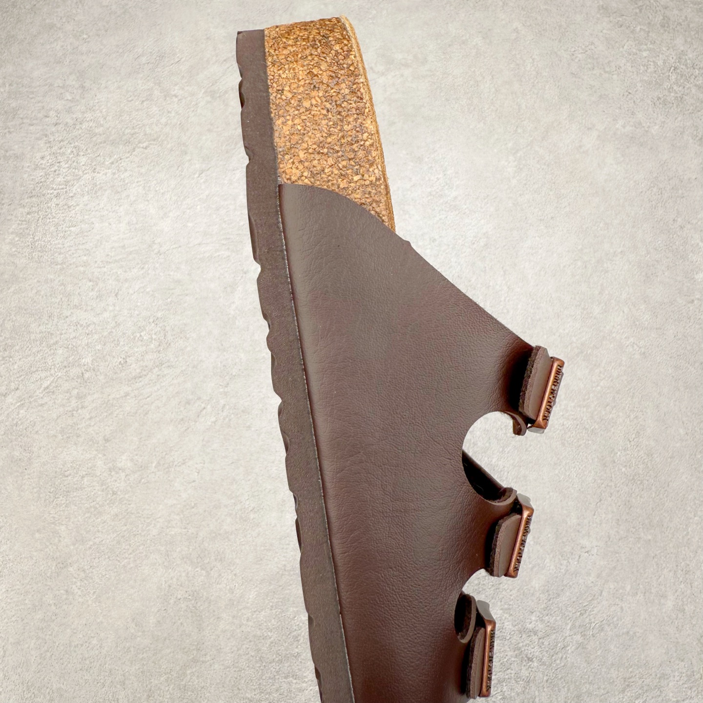 图片[6]-Birkenstock Ramses 系列 勃肯夹趾皮革绒面双扣时尚人字拖拖鞋 牛皮绒面革质地柔软 搭配可调节鞋扣提升穿着舒适度 人体工学设计分散脚部压力 保护脚踝 软木乳胶鞋床具有一定的收缩性 长时间穿着后能贴合脚型 EVA鞋底回弹性和抗张性力高 具有良好的防震、缓冲性 四季皆宜 柔软的鞋床采用额外的泡沫缓冲层 提供额外的舒适感和全天支撑 全网独家首发 源于德国的严谨工艺 牛巴戎面 中层松木 EVA 三层组合大底 优质牛皮面料五金扣 出口订单 尺码：35-44-选品中心