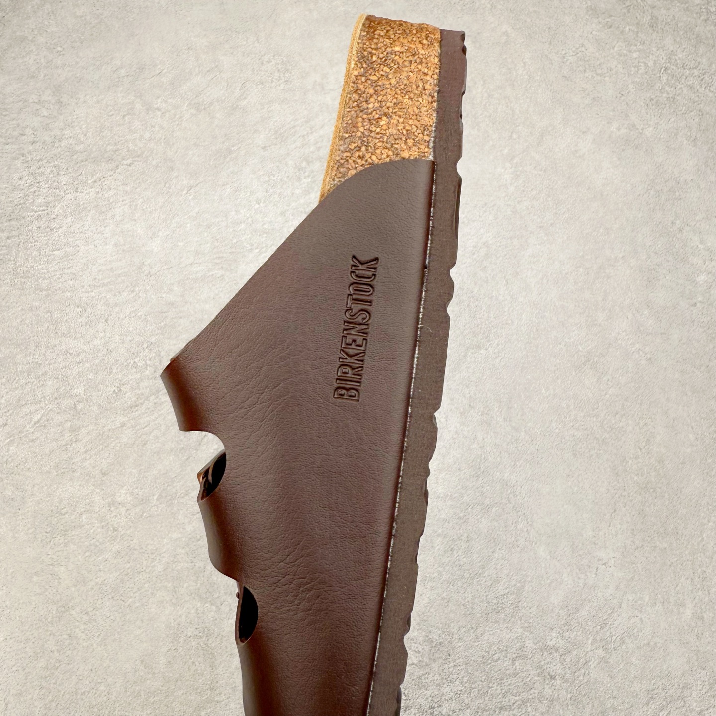 图片[7]-Birkenstock Ramses 系列 勃肯夹趾皮革绒面双扣时尚人字拖拖鞋 牛皮绒面革质地柔软 搭配可调节鞋扣提升穿着舒适度 人体工学设计分散脚部压力 保护脚踝 软木乳胶鞋床具有一定的收缩性 长时间穿着后能贴合脚型 EVA鞋底回弹性和抗张性力高 具有良好的防震、缓冲性 四季皆宜 柔软的鞋床采用额外的泡沫缓冲层 提供额外的舒适感和全天支撑 全网独家首发 源于德国的严谨工艺 牛巴戎面 中层松木 EVA 三层组合大底 优质牛皮面料五金扣 出口订单 尺码：35-44-选品中心