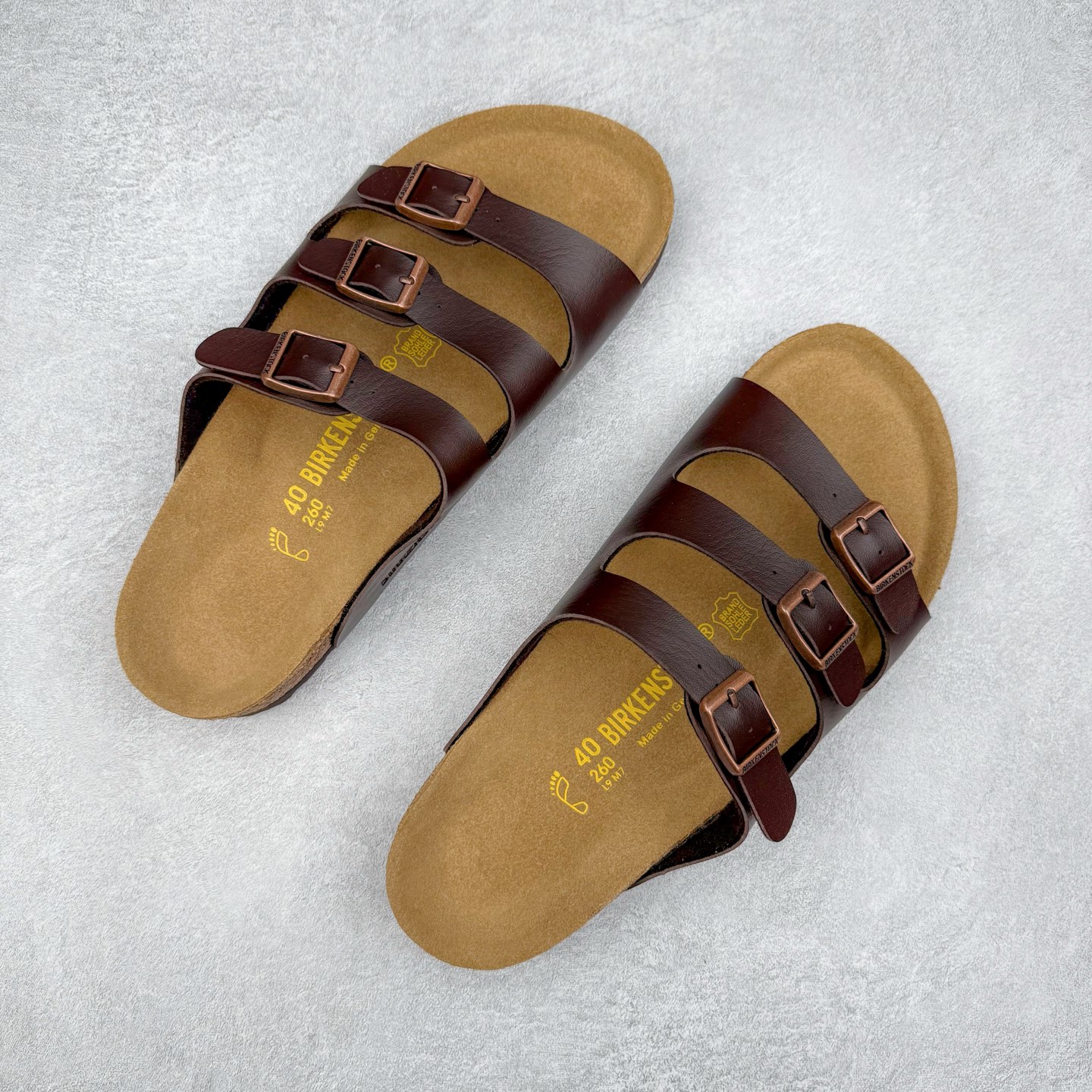 图片[3]-Birkenstock Ramses 系列 勃肯夹趾皮革绒面双扣时尚人字拖拖鞋 牛皮绒面革质地柔软 搭配可调节鞋扣提升穿着舒适度 人体工学设计分散脚部压力 保护脚踝 软木乳胶鞋床具有一定的收缩性 长时间穿着后能贴合脚型 EVA鞋底回弹性和抗张性力高 具有良好的防震、缓冲性 四季皆宜 柔软的鞋床采用额外的泡沫缓冲层 提供额外的舒适感和全天支撑 全网独家首发 源于德国的严谨工艺 牛巴戎面 中层松木 EVA 三层组合大底 优质牛皮面料五金扣 出口订单 尺码：35-44-选品中心