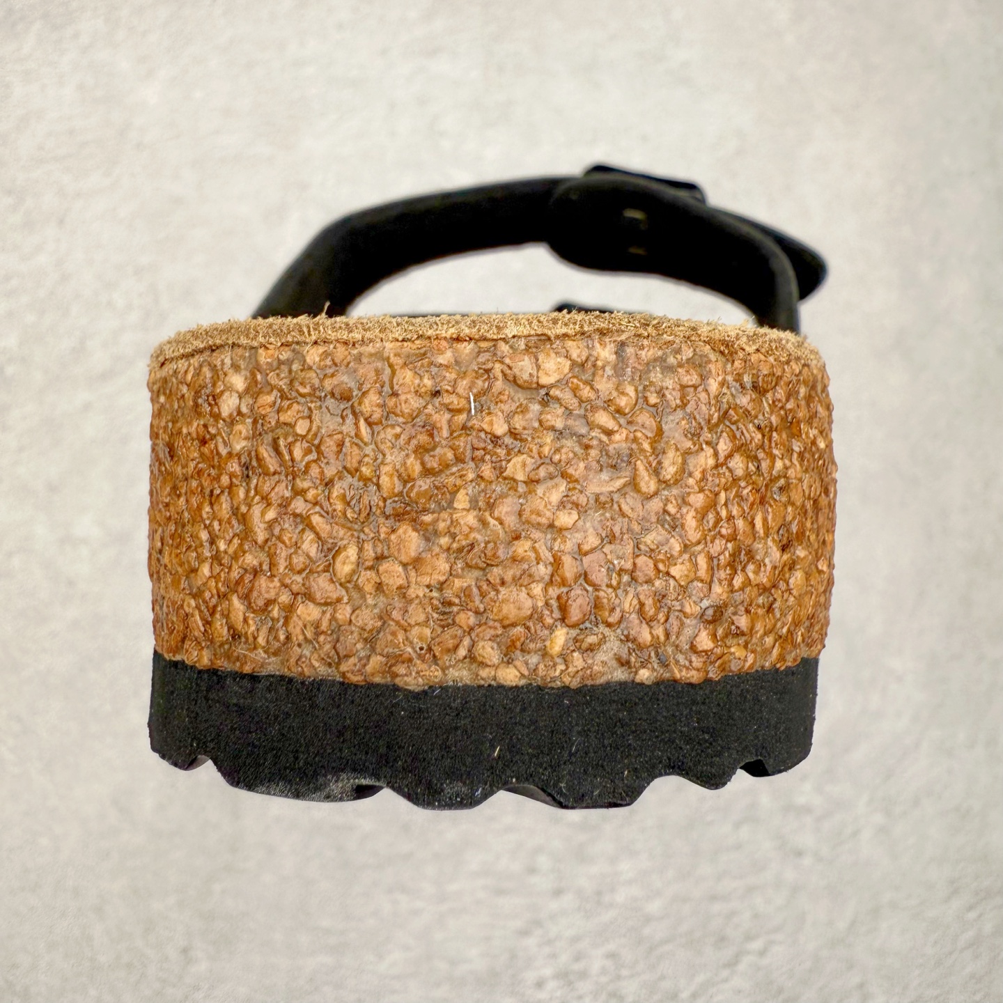 图片[8]-Birkenstock Ramses 系列 勃肯夹趾皮革绒面双扣时尚人字拖拖鞋 牛皮绒面革质地柔软 搭配可调节鞋扣提升穿着舒适度 人体工学设计分散脚部压力 保护脚踝 软木乳胶鞋床具有一定的收缩性 长时间穿着后能贴合脚型 EVA鞋底回弹性和抗张性力高 具有良好的防震、缓冲性 四季皆宜 柔软的鞋床采用额外的泡沫缓冲层 提供额外的舒适感和全天支撑 全网独家首发 源于德国的严谨工艺 牛巴戎面 中层松木 EVA 三层组合大底 优质牛皮面料五金扣 出口订单 尺码：35-44-选品中心