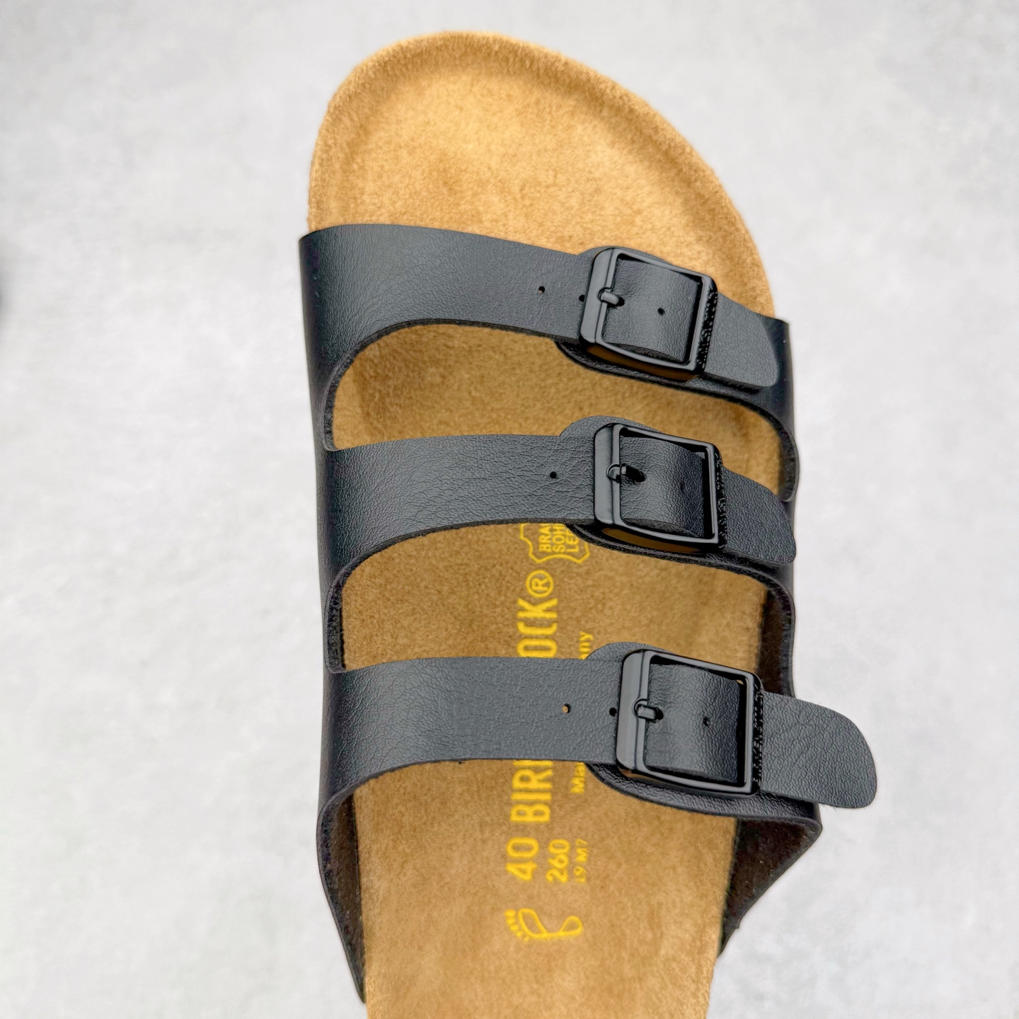 图片[4]-Birkenstock Ramses 系列 勃肯夹趾皮革绒面双扣时尚人字拖拖鞋 牛皮绒面革质地柔软 搭配可调节鞋扣提升穿着舒适度 人体工学设计分散脚部压力 保护脚踝 软木乳胶鞋床具有一定的收缩性 长时间穿着后能贴合脚型 EVA鞋底回弹性和抗张性力高 具有良好的防震、缓冲性 四季皆宜 柔软的鞋床采用额外的泡沫缓冲层 提供额外的舒适感和全天支撑 全网独家首发 源于德国的严谨工艺 牛巴戎面 中层松木 EVA 三层组合大底 优质牛皮面料五金扣 出口订单 尺码：35-44-选品中心