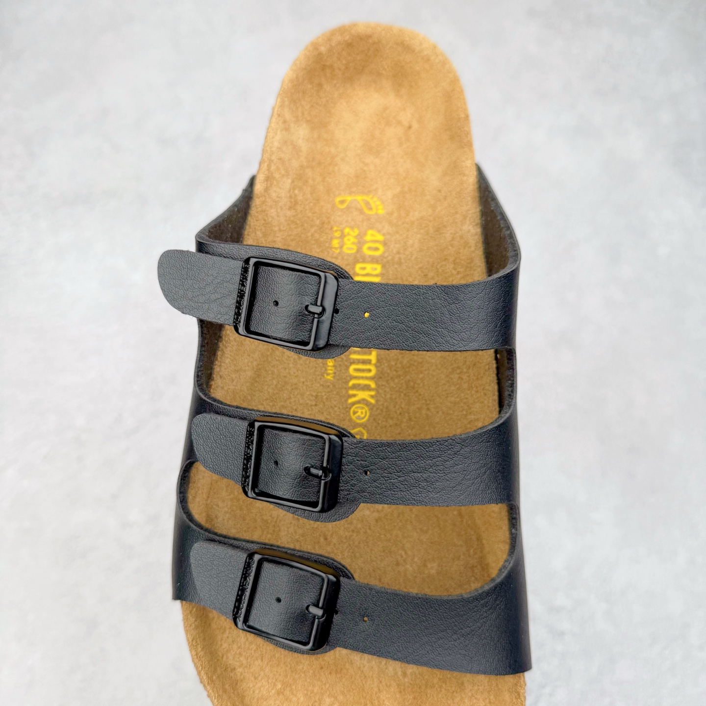 图片[5]-Birkenstock Ramses 系列 勃肯夹趾皮革绒面双扣时尚人字拖拖鞋 牛皮绒面革质地柔软 搭配可调节鞋扣提升穿着舒适度 人体工学设计分散脚部压力 保护脚踝 软木乳胶鞋床具有一定的收缩性 长时间穿着后能贴合脚型 EVA鞋底回弹性和抗张性力高 具有良好的防震、缓冲性 四季皆宜 柔软的鞋床采用额外的泡沫缓冲层 提供额外的舒适感和全天支撑 全网独家首发 源于德国的严谨工艺 牛巴戎面 中层松木 EVA 三层组合大底 优质牛皮面料五金扣 出口订单 尺码：35-44-选品中心