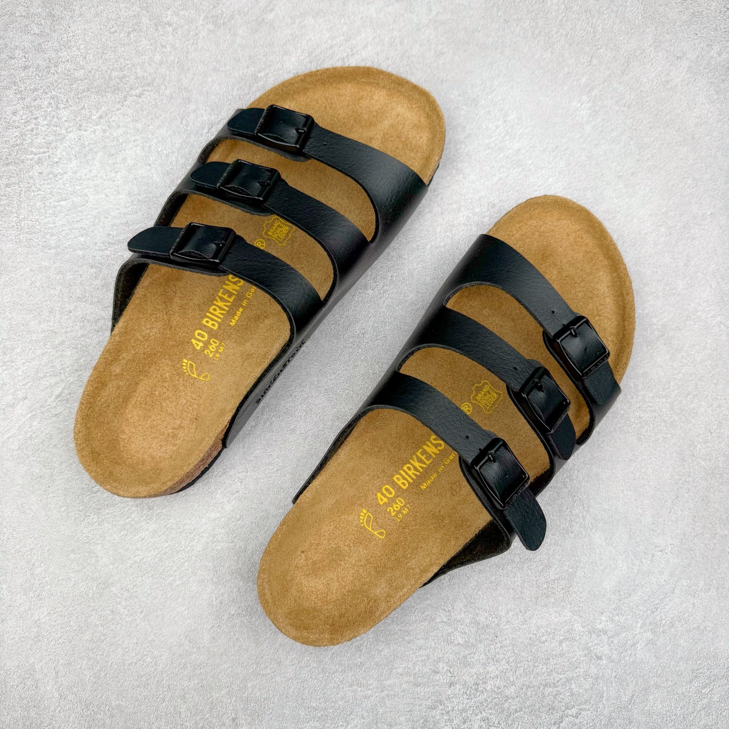 图片[3]-Birkenstock Ramses 系列 勃肯夹趾皮革绒面双扣时尚人字拖拖鞋 牛皮绒面革质地柔软 搭配可调节鞋扣提升穿着舒适度 人体工学设计分散脚部压力 保护脚踝 软木乳胶鞋床具有一定的收缩性 长时间穿着后能贴合脚型 EVA鞋底回弹性和抗张性力高 具有良好的防震、缓冲性 四季皆宜 柔软的鞋床采用额外的泡沫缓冲层 提供额外的舒适感和全天支撑 全网独家首发 源于德国的严谨工艺 牛巴戎面 中层松木 EVA 三层组合大底 优质牛皮面料五金扣 出口订单 尺码：35-44-选品中心