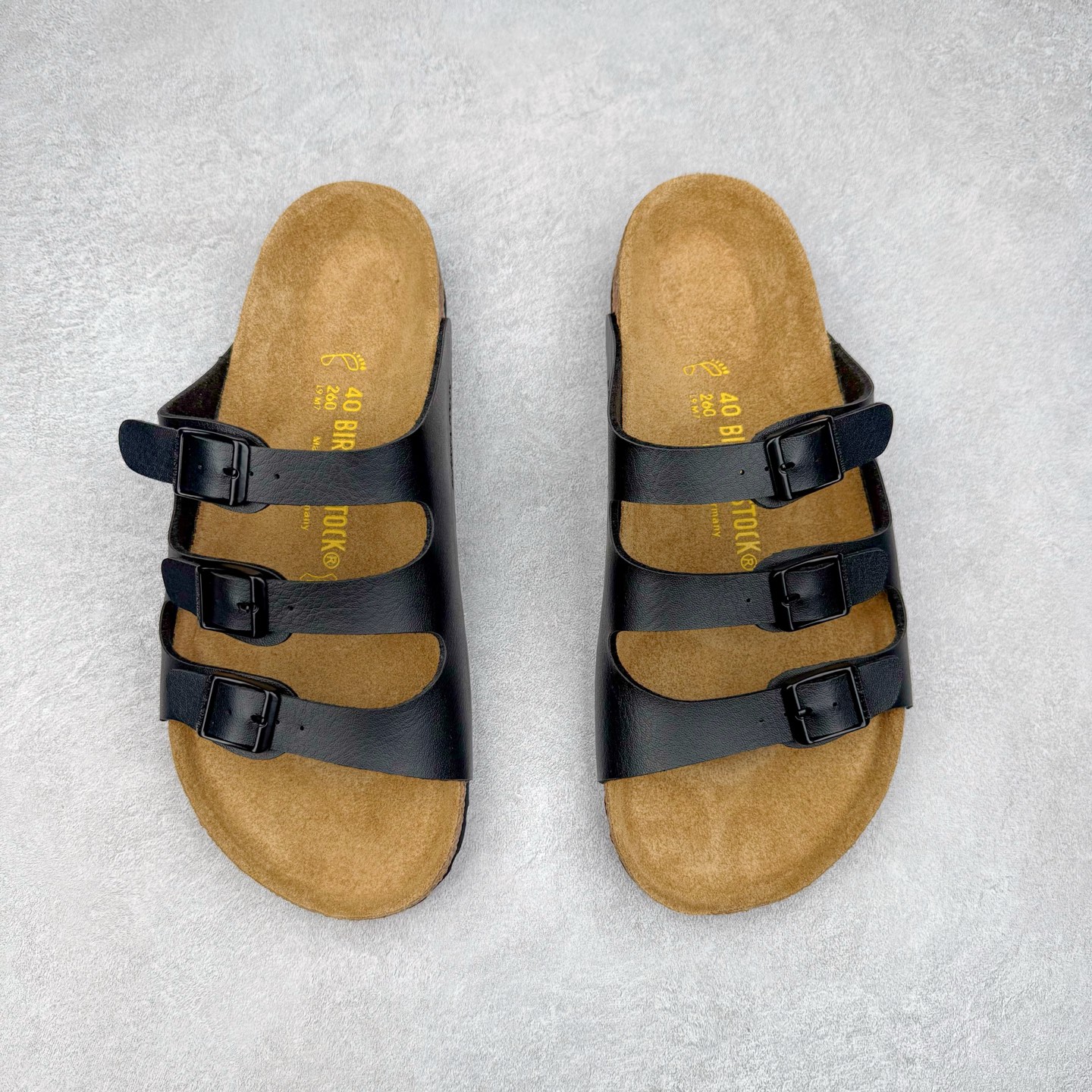 图片[2]-Birkenstock Ramses 系列 勃肯夹趾皮革绒面双扣时尚人字拖拖鞋 牛皮绒面革质地柔软 搭配可调节鞋扣提升穿着舒适度 人体工学设计分散脚部压力 保护脚踝 软木乳胶鞋床具有一定的收缩性 长时间穿着后能贴合脚型 EVA鞋底回弹性和抗张性力高 具有良好的防震、缓冲性 四季皆宜 柔软的鞋床采用额外的泡沫缓冲层 提供额外的舒适感和全天支撑 全网独家首发 源于德国的严谨工艺 牛巴戎面 中层松木 EVA 三层组合大底 优质牛皮面料五金扣 出口订单 尺码：35-44-选品中心