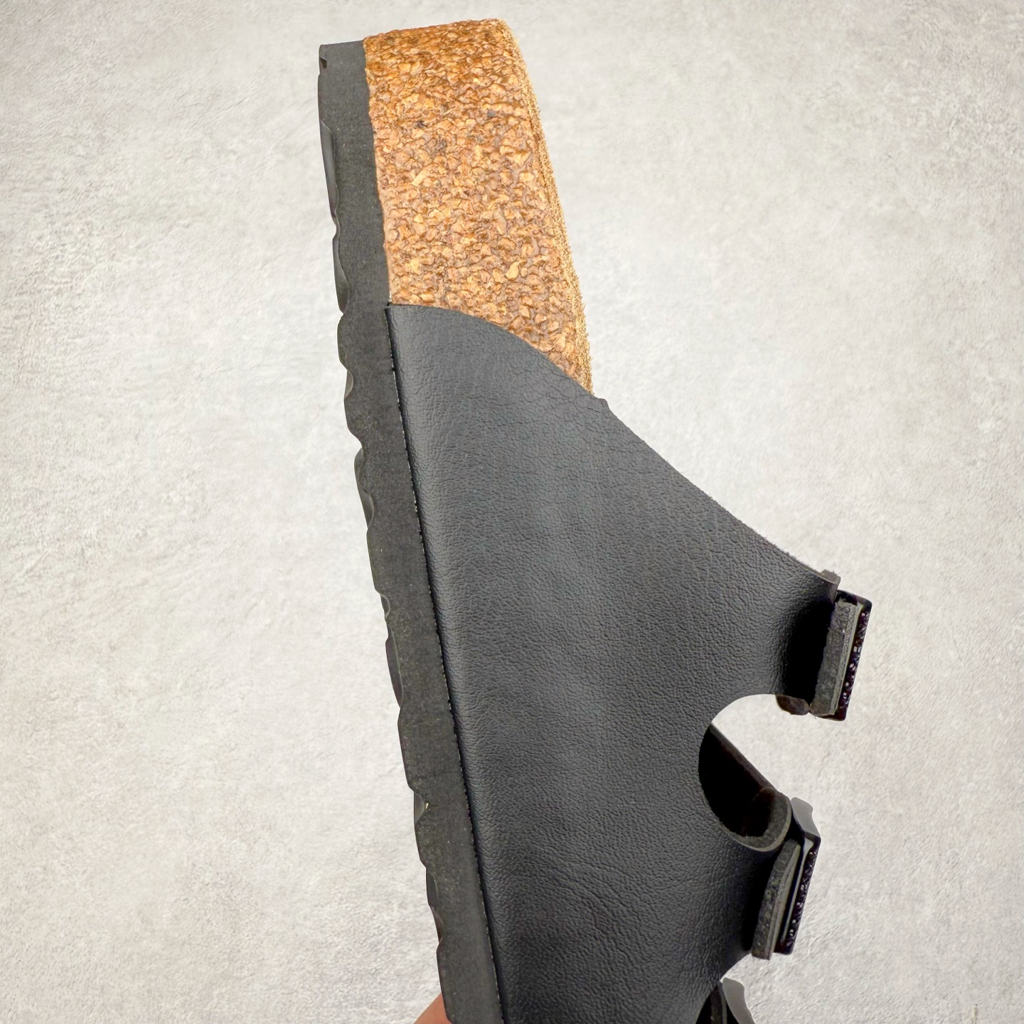 图片[6]-Birkenstock Ramses 系列 勃肯夹趾皮革绒面双扣时尚人字拖拖鞋 牛皮绒面革质地柔软 搭配可调节鞋扣提升穿着舒适度 人体工学设计分散脚部压力 保护脚踝 软木乳胶鞋床具有一定的收缩性 长时间穿着后能贴合脚型 EVA鞋底回弹性和抗张性力高 具有良好的防震、缓冲性 四季皆宜 柔软的鞋床采用额外的泡沫缓冲层 提供额外的舒适感和全天支撑 全网独家首发 源于德国的严谨工艺 牛巴戎面 中层松木 EVA 三层组合大底 优质牛皮面料五金扣 出口订单 尺码：35-44-选品中心