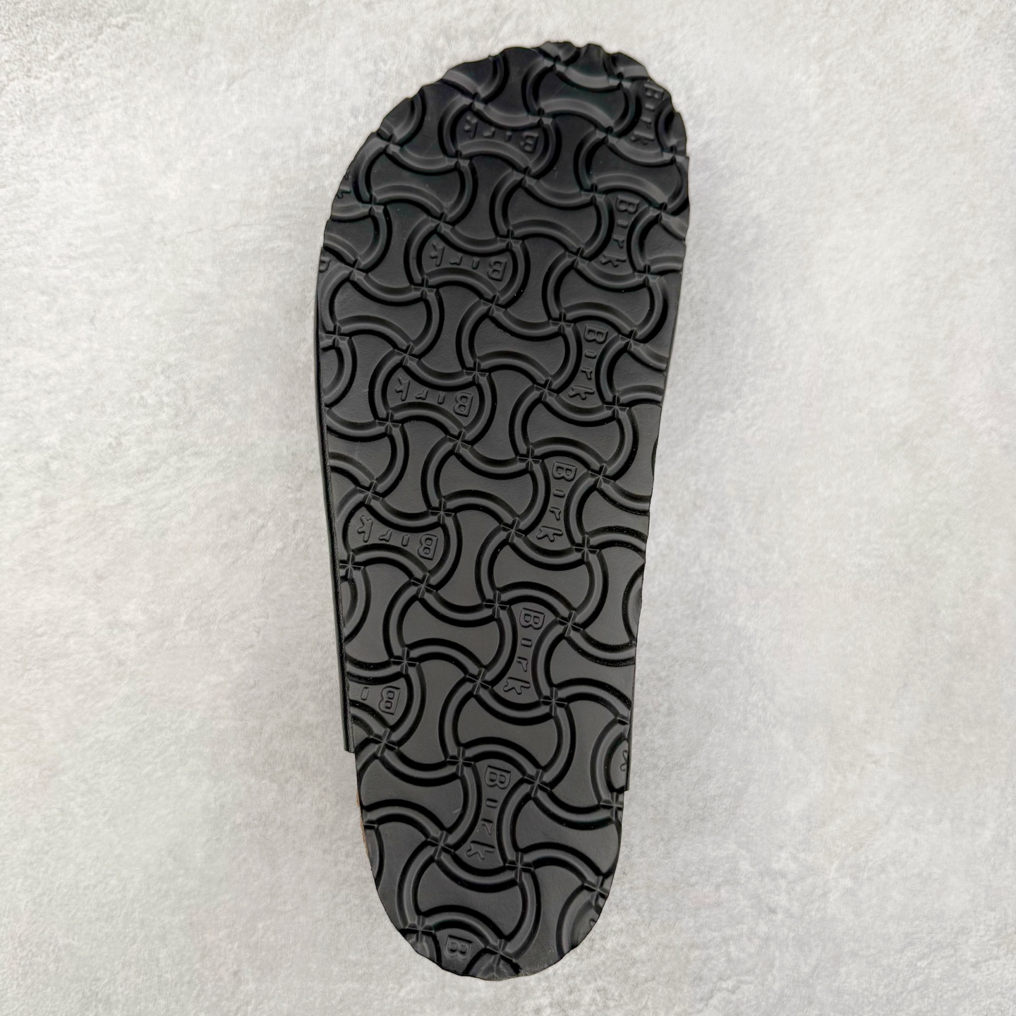 图片[9]-Birkenstock Ramses 系列 勃肯夹趾皮革绒面双扣时尚人字拖拖鞋 牛皮绒面革质地柔软 搭配可调节鞋扣提升穿着舒适度 人体工学设计分散脚部压力 保护脚踝 软木乳胶鞋床具有一定的收缩性 长时间穿着后能贴合脚型 EVA鞋底回弹性和抗张性力高 具有良好的防震、缓冲性 四季皆宜 柔软的鞋床采用额外的泡沫缓冲层 提供额外的舒适感和全天支撑 全网独家首发 源于德国的严谨工艺 牛巴戎面 中层松木 EVA 三层组合大底 优质牛皮面料五金扣 出口订单 尺码：35-44-选品中心