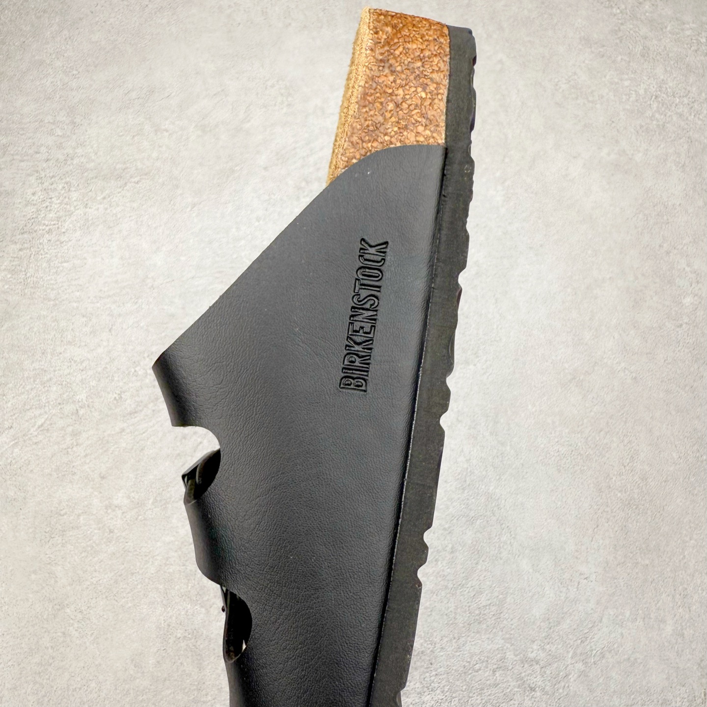 图片[7]-Birkenstock Ramses 系列 勃肯夹趾皮革绒面双扣时尚人字拖拖鞋 牛皮绒面革质地柔软 搭配可调节鞋扣提升穿着舒适度 人体工学设计分散脚部压力 保护脚踝 软木乳胶鞋床具有一定的收缩性 长时间穿着后能贴合脚型 EVA鞋底回弹性和抗张性力高 具有良好的防震、缓冲性 四季皆宜 柔软的鞋床采用额外的泡沫缓冲层 提供额外的舒适感和全天支撑 全网独家首发 源于德国的严谨工艺 牛巴戎面 中层松木 EVA 三层组合大底 优质牛皮面料五金扣 出口订单 尺码：35-44-选品中心