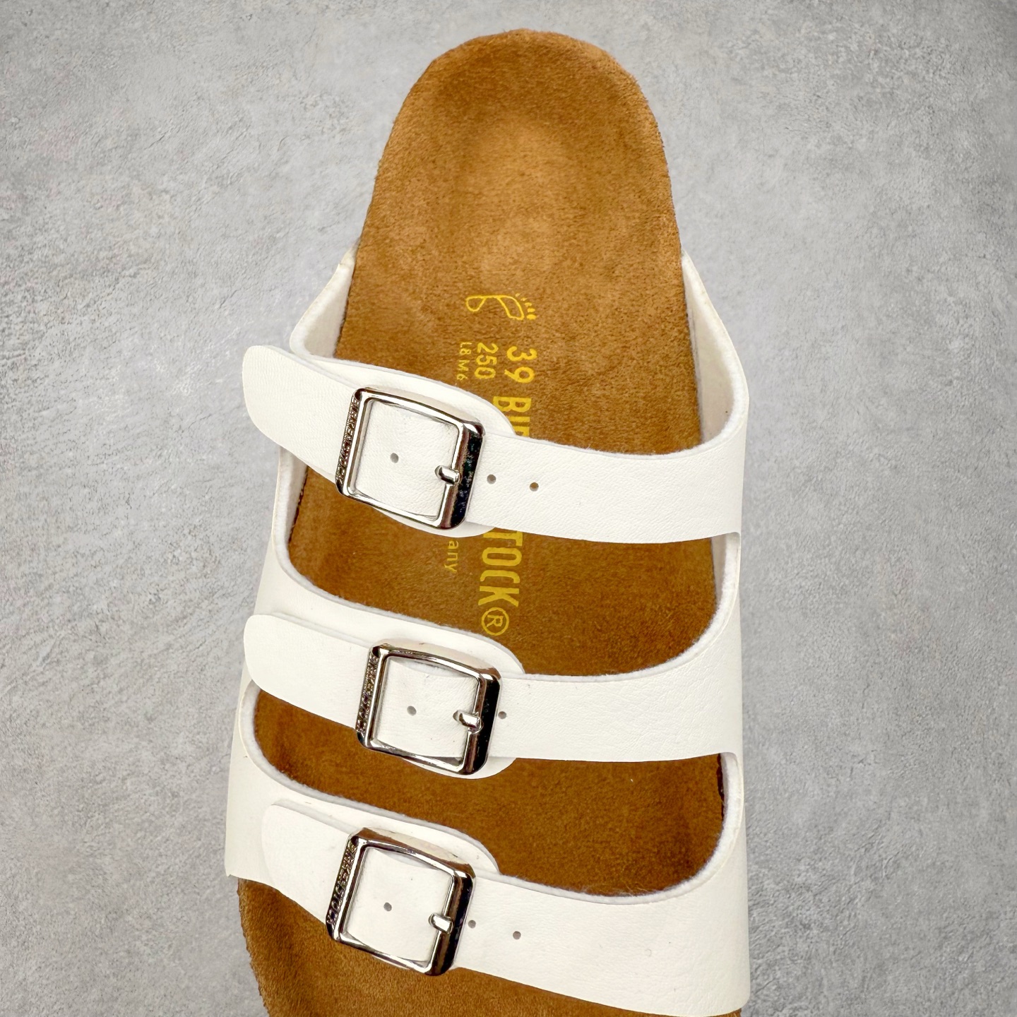 图片[5]-Birkenstock Ramses 系列 勃肯夹趾皮革绒面双扣时尚人字拖拖鞋 牛皮绒面革质地柔软 搭配可调节鞋扣提升穿着舒适度 人体工学设计分散脚部压力 保护脚踝 软木乳胶鞋床具有一定的收缩性 长时间穿着后能贴合脚型 EVA鞋底回弹性和抗张性力高 具有良好的防震、缓冲性 四季皆宜 柔软的鞋床采用额外的泡沫缓冲层 提供额外的舒适感和全天支撑 全网独家首发 源于德国的严谨工艺 牛巴戎面 中层松木 EVA 三层组合大底 优质牛皮面料五金扣 出口订单 尺码：35-44-选品中心