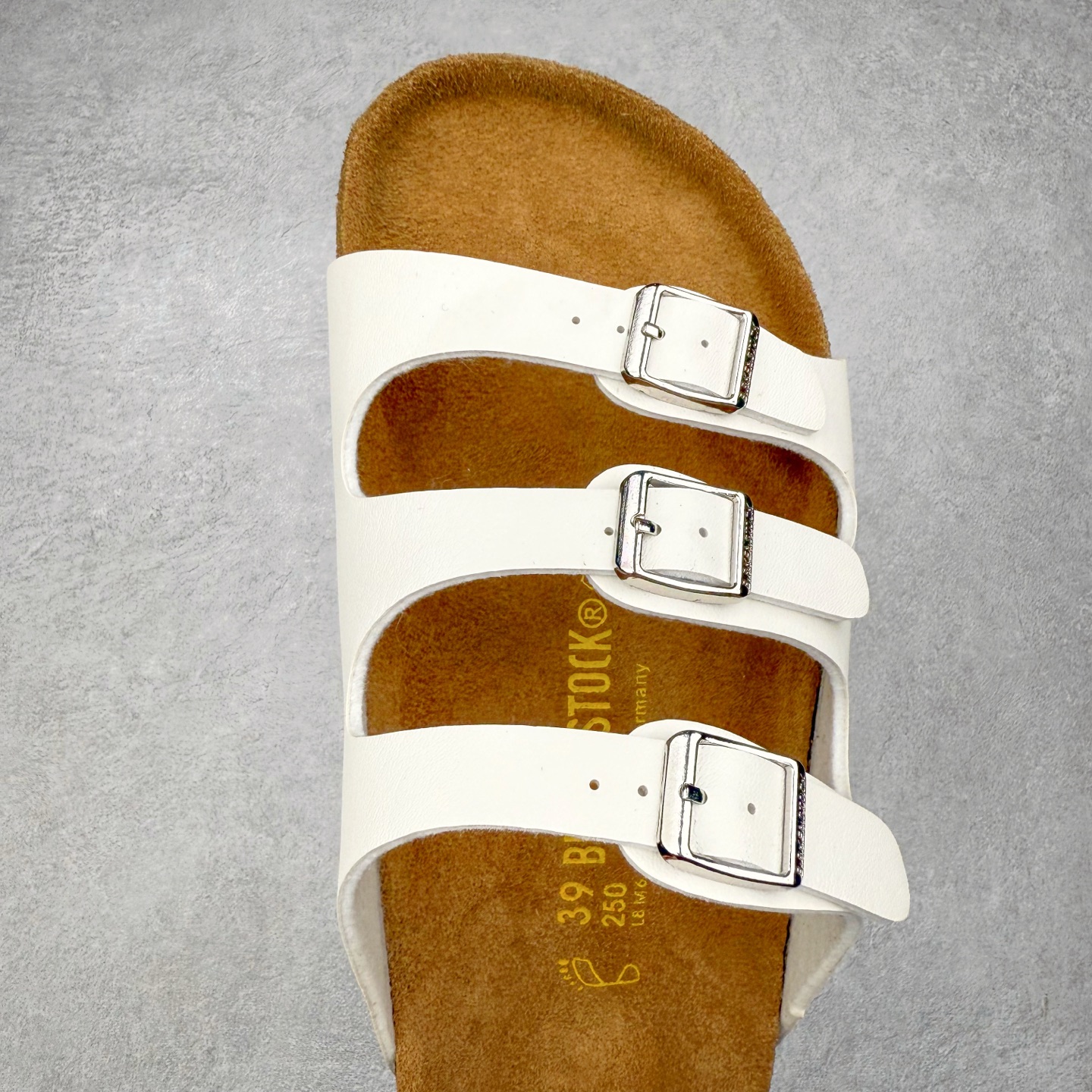 图片[4]-Birkenstock Ramses 系列 勃肯夹趾皮革绒面双扣时尚人字拖拖鞋 牛皮绒面革质地柔软 搭配可调节鞋扣提升穿着舒适度 人体工学设计分散脚部压力 保护脚踝 软木乳胶鞋床具有一定的收缩性 长时间穿着后能贴合脚型 EVA鞋底回弹性和抗张性力高 具有良好的防震、缓冲性 四季皆宜 柔软的鞋床采用额外的泡沫缓冲层 提供额外的舒适感和全天支撑 全网独家首发 源于德国的严谨工艺 牛巴戎面 中层松木 EVA 三层组合大底 优质牛皮面料五金扣 出口订单 尺码：35-44-选品中心