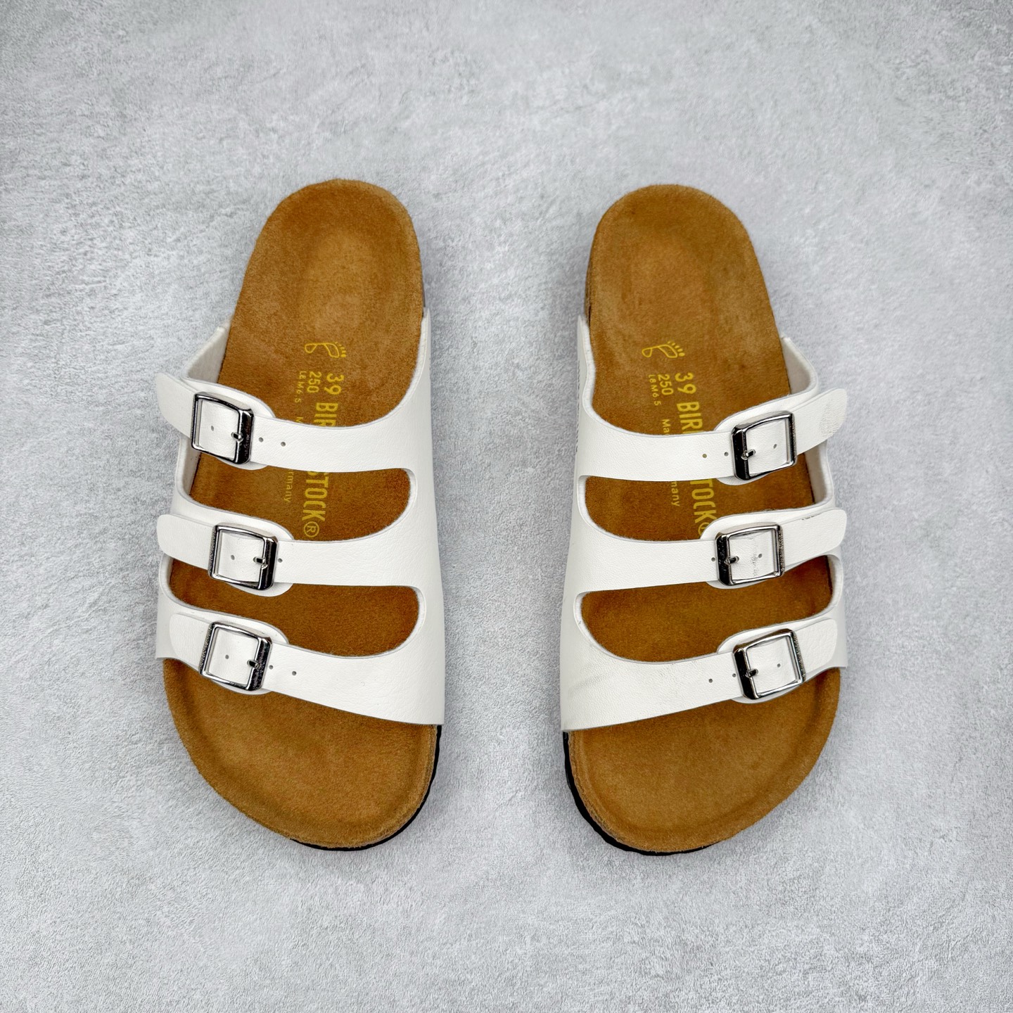 图片[2]-Birkenstock Ramses 系列 勃肯夹趾皮革绒面双扣时尚人字拖拖鞋 牛皮绒面革质地柔软 搭配可调节鞋扣提升穿着舒适度 人体工学设计分散脚部压力 保护脚踝 软木乳胶鞋床具有一定的收缩性 长时间穿着后能贴合脚型 EVA鞋底回弹性和抗张性力高 具有良好的防震、缓冲性 四季皆宜 柔软的鞋床采用额外的泡沫缓冲层 提供额外的舒适感和全天支撑 全网独家首发 源于德国的严谨工艺 牛巴戎面 中层松木 EVA 三层组合大底 优质牛皮面料五金扣 出口订单 尺码：35-44-选品中心