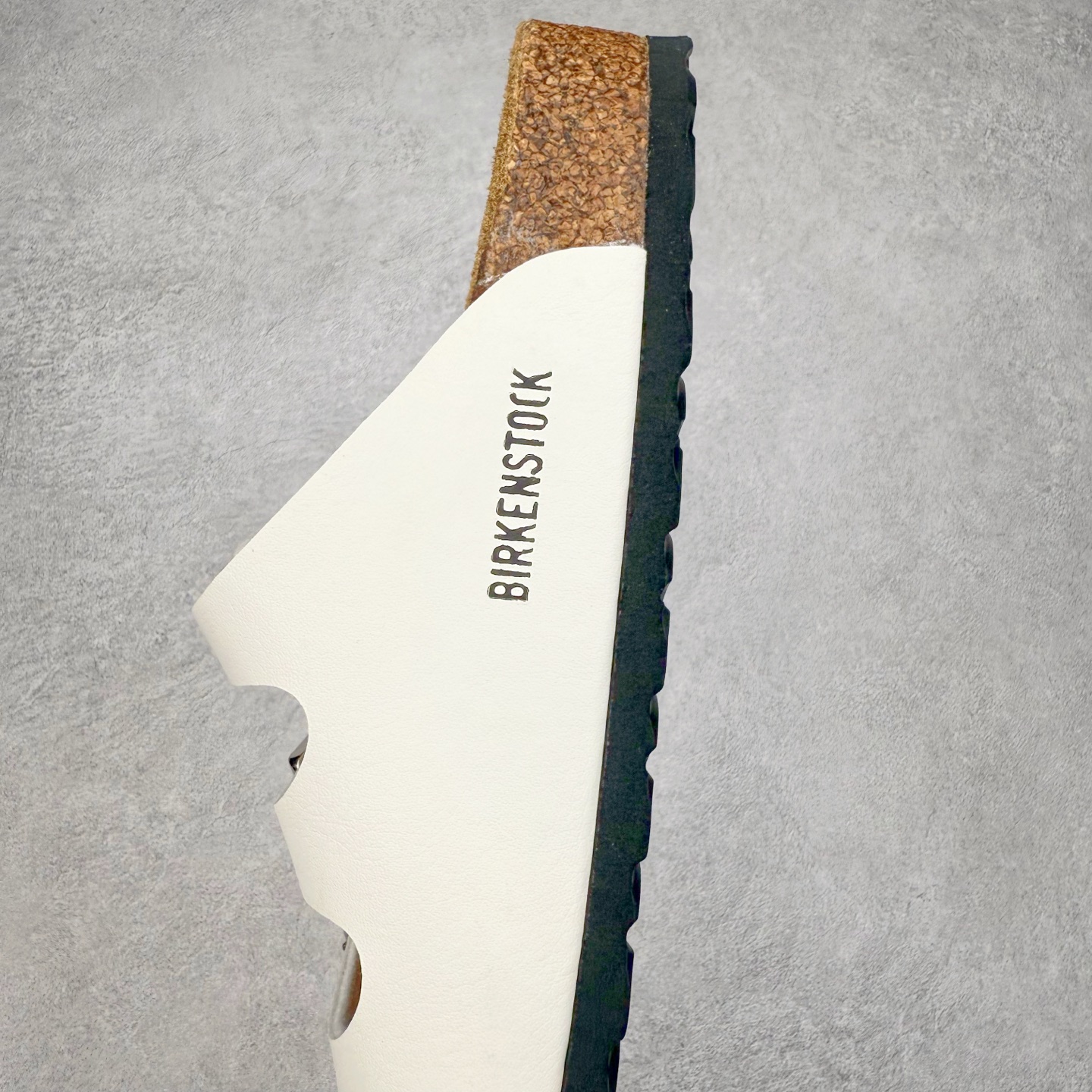 图片[7]-Birkenstock Ramses 系列 勃肯夹趾皮革绒面双扣时尚人字拖拖鞋 牛皮绒面革质地柔软 搭配可调节鞋扣提升穿着舒适度 人体工学设计分散脚部压力 保护脚踝 软木乳胶鞋床具有一定的收缩性 长时间穿着后能贴合脚型 EVA鞋底回弹性和抗张性力高 具有良好的防震、缓冲性 四季皆宜 柔软的鞋床采用额外的泡沫缓冲层 提供额外的舒适感和全天支撑 全网独家首发 源于德国的严谨工艺 牛巴戎面 中层松木 EVA 三层组合大底 优质牛皮面料五金扣 出口订单 尺码：35-44-选品中心