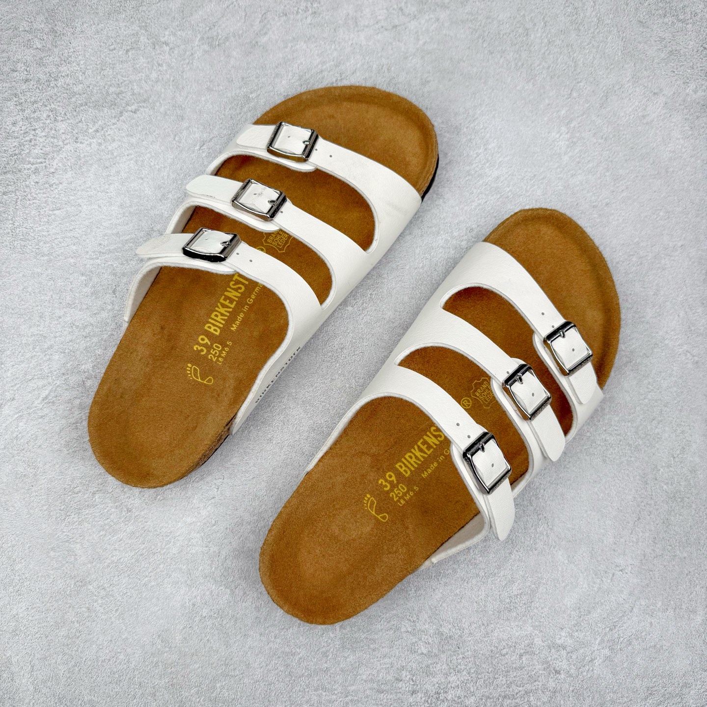 图片[3]-Birkenstock Ramses 系列 勃肯夹趾皮革绒面双扣时尚人字拖拖鞋 牛皮绒面革质地柔软 搭配可调节鞋扣提升穿着舒适度 人体工学设计分散脚部压力 保护脚踝 软木乳胶鞋床具有一定的收缩性 长时间穿着后能贴合脚型 EVA鞋底回弹性和抗张性力高 具有良好的防震、缓冲性 四季皆宜 柔软的鞋床采用额外的泡沫缓冲层 提供额外的舒适感和全天支撑 全网独家首发 源于德国的严谨工艺 牛巴戎面 中层松木 EVA 三层组合大底 优质牛皮面料五金扣 出口订单 尺码：35-44-选品中心