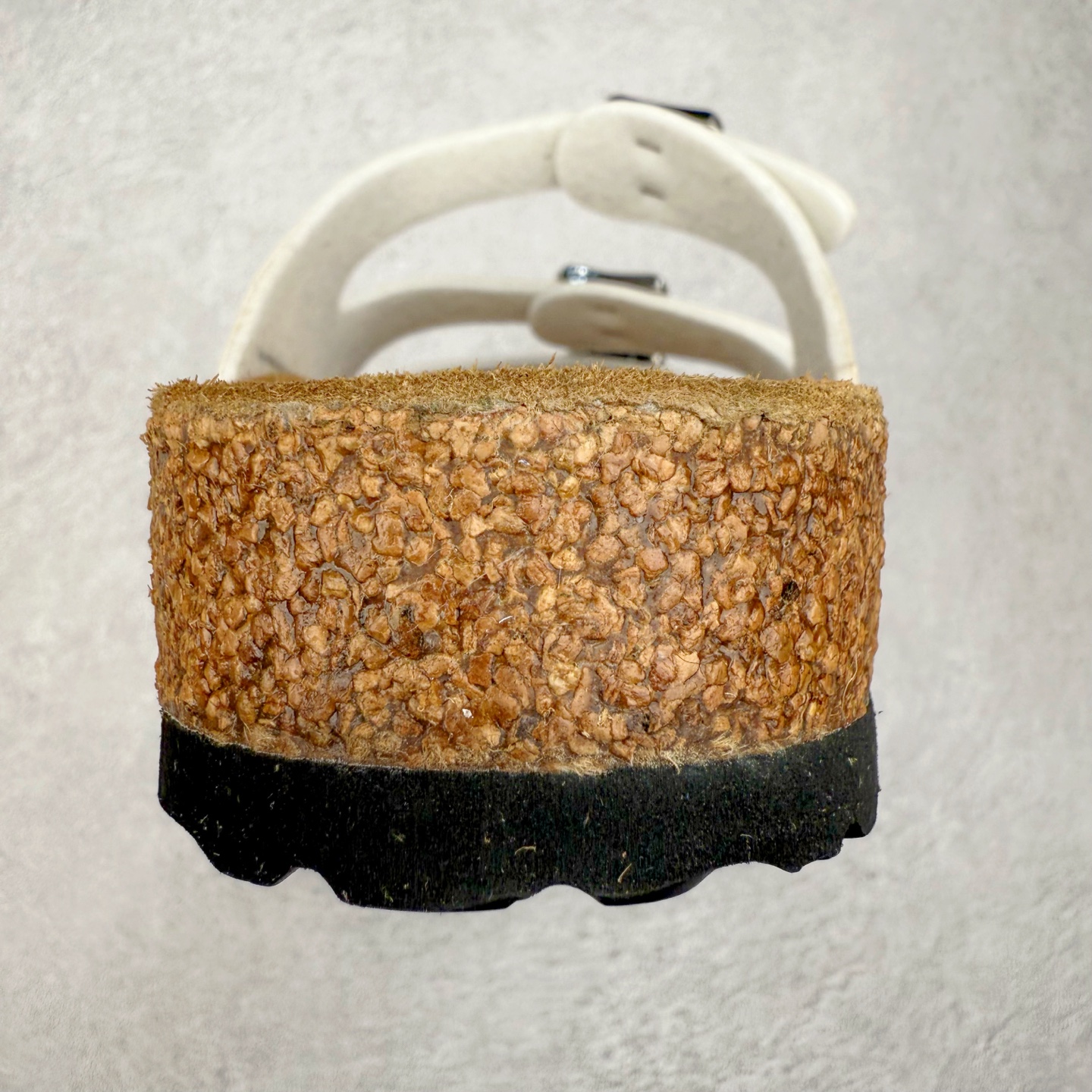 图片[8]-Birkenstock Ramses 系列 勃肯夹趾皮革绒面双扣时尚人字拖拖鞋 牛皮绒面革质地柔软 搭配可调节鞋扣提升穿着舒适度 人体工学设计分散脚部压力 保护脚踝 软木乳胶鞋床具有一定的收缩性 长时间穿着后能贴合脚型 EVA鞋底回弹性和抗张性力高 具有良好的防震、缓冲性 四季皆宜 柔软的鞋床采用额外的泡沫缓冲层 提供额外的舒适感和全天支撑 全网独家首发 源于德国的严谨工艺 牛巴戎面 中层松木 EVA 三层组合大底 优质牛皮面料五金扣 出口订单 尺码：35-44-选品中心