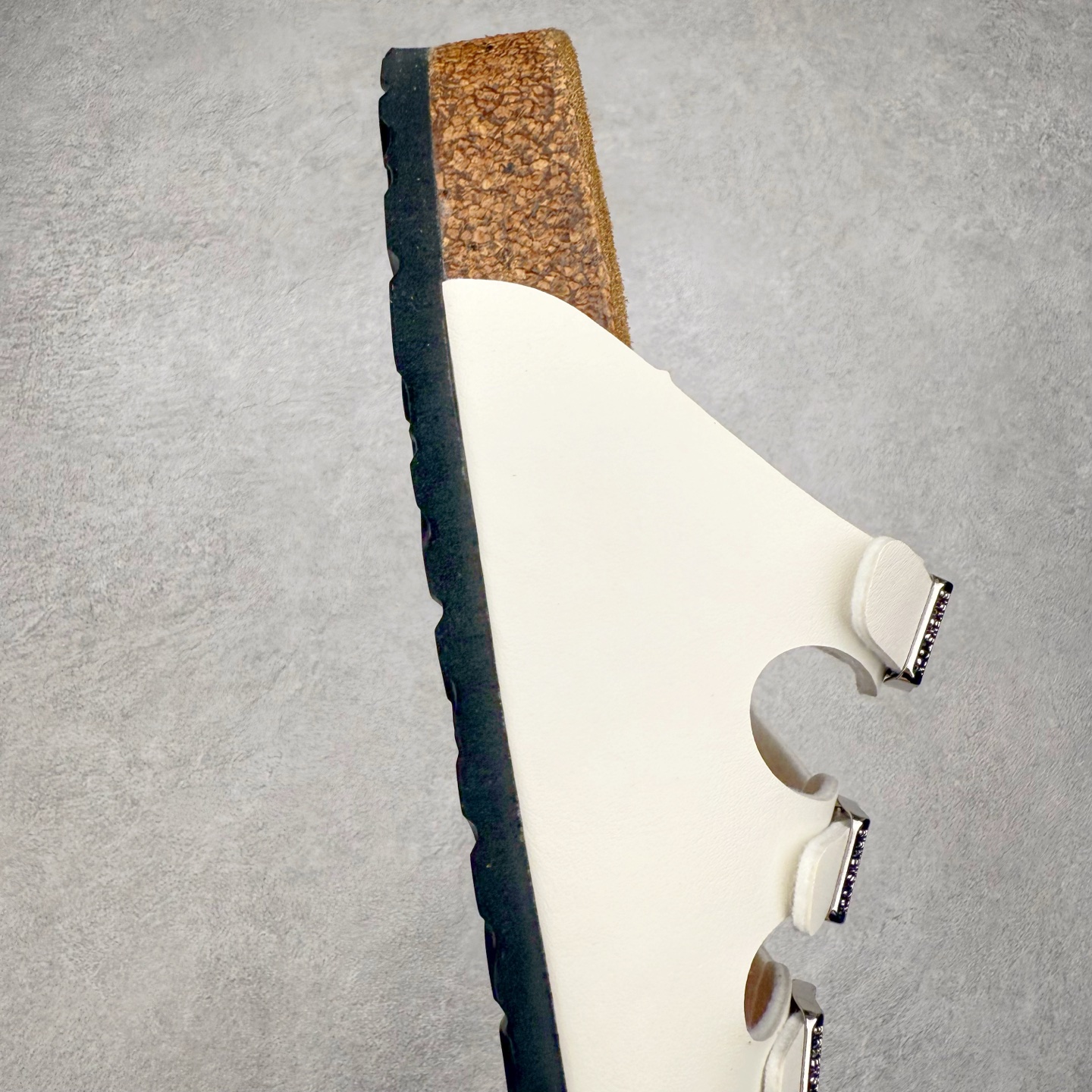 图片[6]-Birkenstock Ramses 系列 勃肯夹趾皮革绒面双扣时尚人字拖拖鞋 牛皮绒面革质地柔软 搭配可调节鞋扣提升穿着舒适度 人体工学设计分散脚部压力 保护脚踝 软木乳胶鞋床具有一定的收缩性 长时间穿着后能贴合脚型 EVA鞋底回弹性和抗张性力高 具有良好的防震、缓冲性 四季皆宜 柔软的鞋床采用额外的泡沫缓冲层 提供额外的舒适感和全天支撑 全网独家首发 源于德国的严谨工艺 牛巴戎面 中层松木 EVA 三层组合大底 优质牛皮面料五金扣 出口订单 尺码：35-44-选品中心