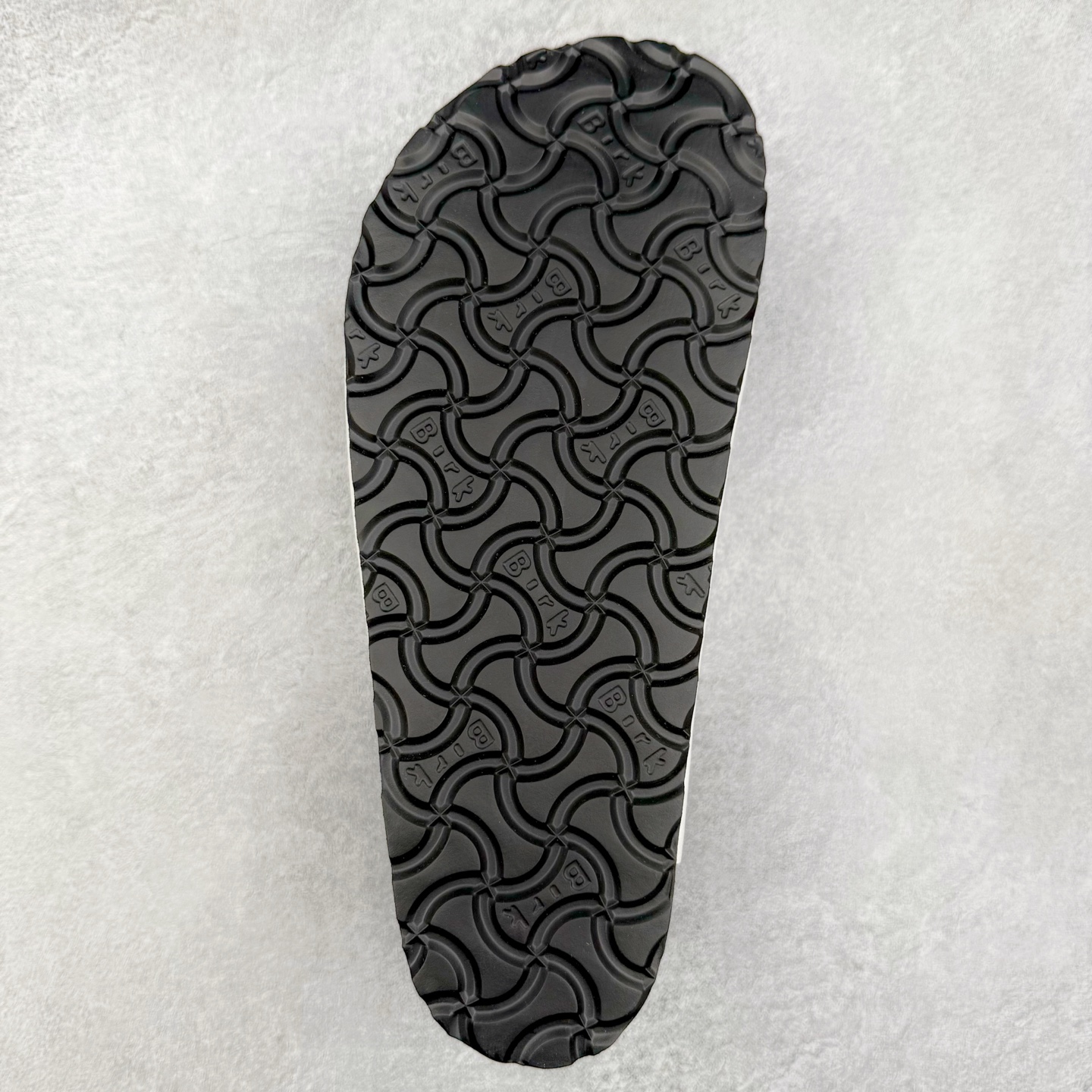 图片[9]-Birkenstock Ramses 系列 勃肯夹趾皮革绒面双扣时尚人字拖拖鞋 牛皮绒面革质地柔软 搭配可调节鞋扣提升穿着舒适度 人体工学设计分散脚部压力 保护脚踝 软木乳胶鞋床具有一定的收缩性 长时间穿着后能贴合脚型 EVA鞋底回弹性和抗张性力高 具有良好的防震、缓冲性 四季皆宜 柔软的鞋床采用额外的泡沫缓冲层 提供额外的舒适感和全天支撑 全网独家首发 源于德国的严谨工艺 牛巴戎面 中层松木 EVA 三层组合大底 优质牛皮面料五金扣 出口订单 尺码：35-44-选品中心