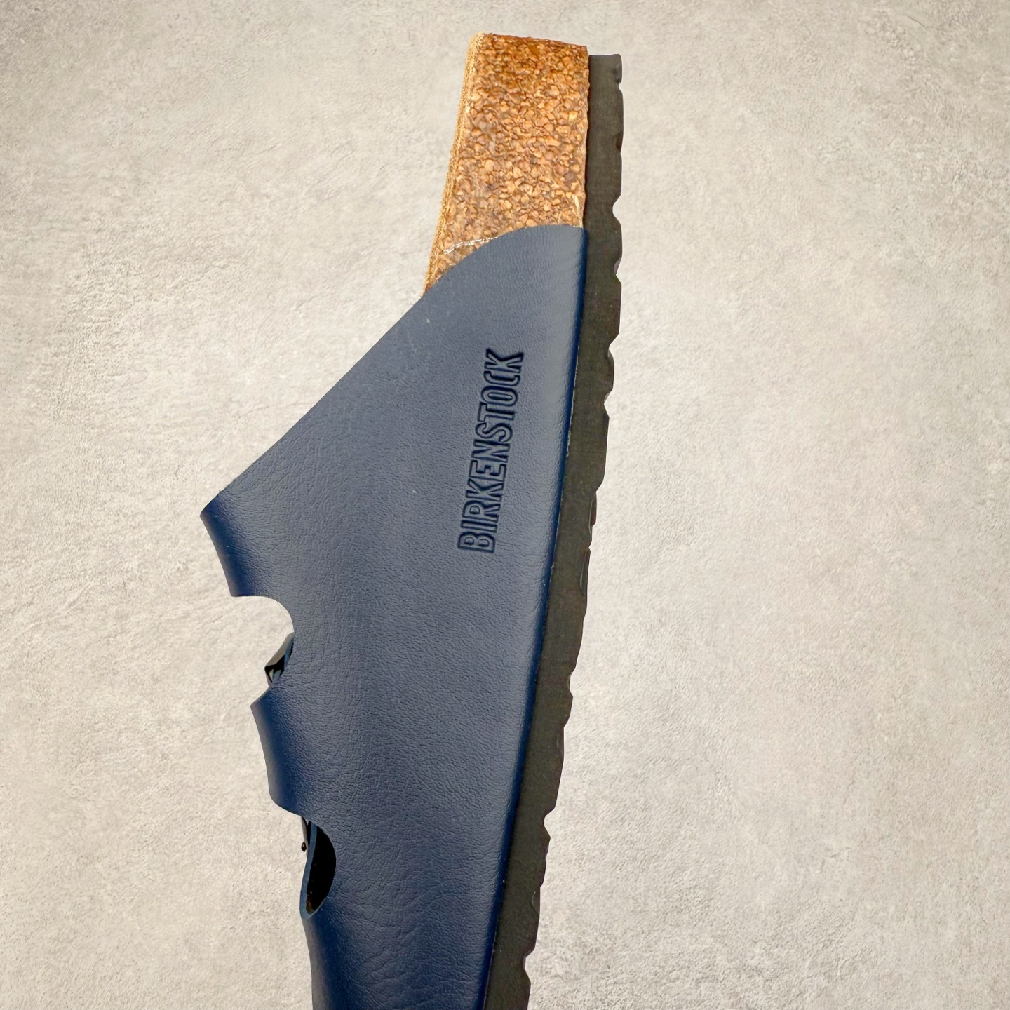 图片[7]-Birkenstock Ramses 系列 勃肯夹趾皮革绒面双扣时尚人字拖拖鞋 牛皮绒面革质地柔软 搭配可调节鞋扣提升穿着舒适度 人体工学设计分散脚部压力 保护脚踝 软木乳胶鞋床具有一定的收缩性 长时间穿着后能贴合脚型 EVA鞋底回弹性和抗张性力高 具有良好的防震、缓冲性 四季皆宜 柔软的鞋床采用额外的泡沫缓冲层 提供额外的舒适感和全天支撑 全网独家首发 源于德国的严谨工艺 牛巴戎面 中层松木 EVA 三层组合大底 优质牛皮面料五金扣 出口订单 尺码：35-44-选品中心