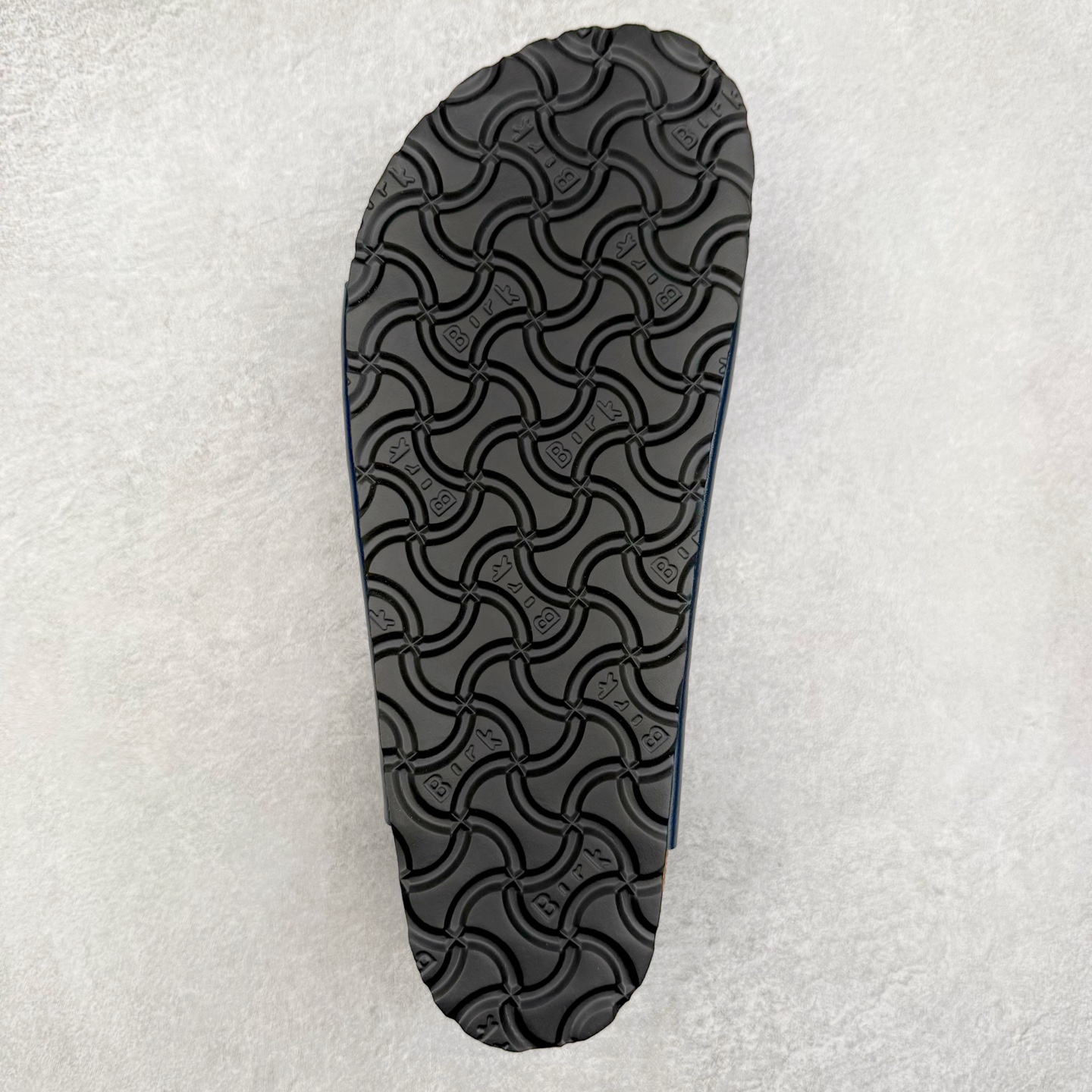 图片[9]-Birkenstock Ramses 系列 勃肯夹趾皮革绒面双扣时尚人字拖拖鞋 牛皮绒面革质地柔软 搭配可调节鞋扣提升穿着舒适度 人体工学设计分散脚部压力 保护脚踝 软木乳胶鞋床具有一定的收缩性 长时间穿着后能贴合脚型 EVA鞋底回弹性和抗张性力高 具有良好的防震、缓冲性 四季皆宜 柔软的鞋床采用额外的泡沫缓冲层 提供额外的舒适感和全天支撑 全网独家首发 源于德国的严谨工艺 牛巴戎面 中层松木 EVA 三层组合大底 优质牛皮面料五金扣 出口订单 尺码：35-44-选品中心