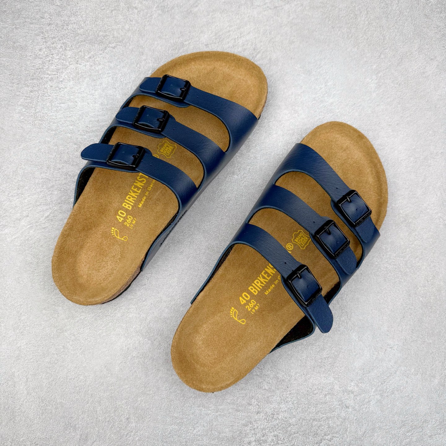 图片[3]-Birkenstock Ramses 系列 勃肯夹趾皮革绒面双扣时尚人字拖拖鞋 牛皮绒面革质地柔软 搭配可调节鞋扣提升穿着舒适度 人体工学设计分散脚部压力 保护脚踝 软木乳胶鞋床具有一定的收缩性 长时间穿着后能贴合脚型 EVA鞋底回弹性和抗张性力高 具有良好的防震、缓冲性 四季皆宜 柔软的鞋床采用额外的泡沫缓冲层 提供额外的舒适感和全天支撑 全网独家首发 源于德国的严谨工艺 牛巴戎面 中层松木 EVA 三层组合大底 优质牛皮面料五金扣 出口订单 尺码：35-44-选品中心