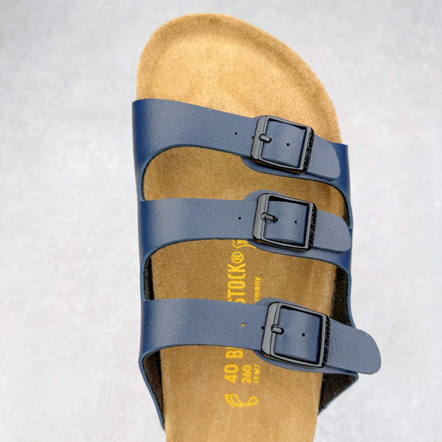 图片[4]-Birkenstock Ramses 系列 勃肯夹趾皮革绒面双扣时尚人字拖拖鞋 牛皮绒面革质地柔软 搭配可调节鞋扣提升穿着舒适度 人体工学设计分散脚部压力 保护脚踝 软木乳胶鞋床具有一定的收缩性 长时间穿着后能贴合脚型 EVA鞋底回弹性和抗张性力高 具有良好的防震、缓冲性 四季皆宜 柔软的鞋床采用额外的泡沫缓冲层 提供额外的舒适感和全天支撑 全网独家首发 源于德国的严谨工艺 牛巴戎面 中层松木 EVA 三层组合大底 优质牛皮面料五金扣 出口订单 尺码：35-44-选品中心