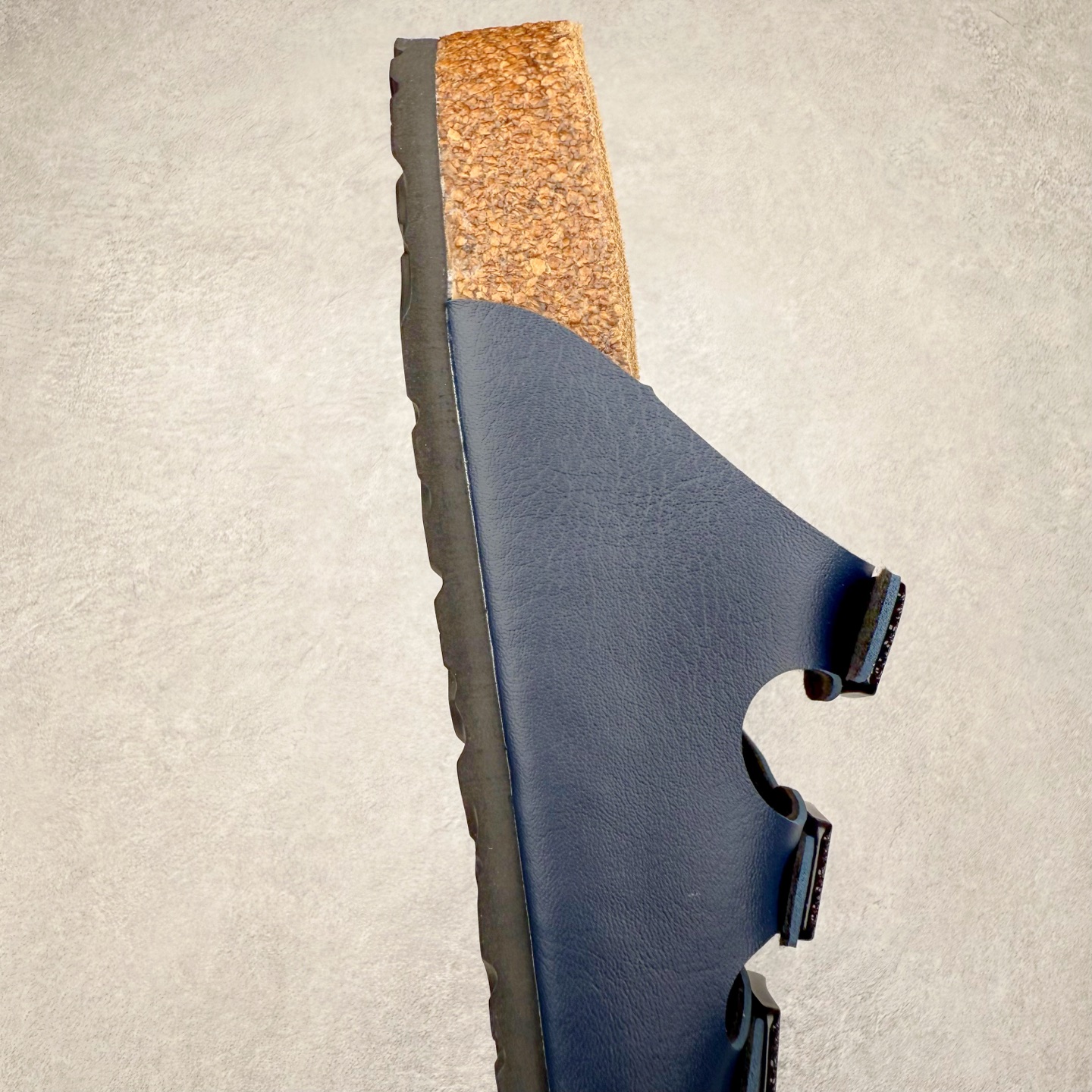 图片[6]-Birkenstock Ramses 系列 勃肯夹趾皮革绒面双扣时尚人字拖拖鞋 牛皮绒面革质地柔软 搭配可调节鞋扣提升穿着舒适度 人体工学设计分散脚部压力 保护脚踝 软木乳胶鞋床具有一定的收缩性 长时间穿着后能贴合脚型 EVA鞋底回弹性和抗张性力高 具有良好的防震、缓冲性 四季皆宜 柔软的鞋床采用额外的泡沫缓冲层 提供额外的舒适感和全天支撑 全网独家首发 源于德国的严谨工艺 牛巴戎面 中层松木 EVA 三层组合大底 优质牛皮面料五金扣 出口订单 尺码：35-44-选品中心