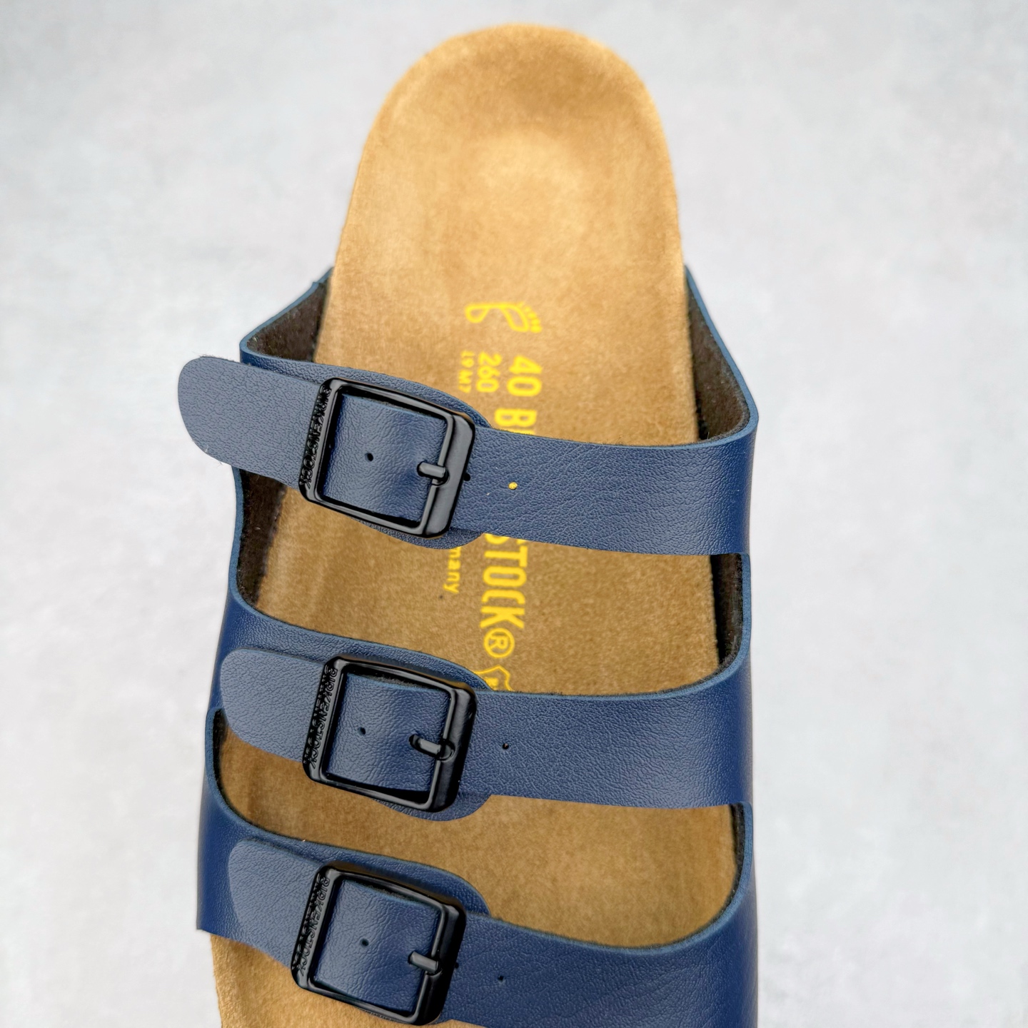 图片[5]-Birkenstock Ramses 系列 勃肯夹趾皮革绒面双扣时尚人字拖拖鞋 牛皮绒面革质地柔软 搭配可调节鞋扣提升穿着舒适度 人体工学设计分散脚部压力 保护脚踝 软木乳胶鞋床具有一定的收缩性 长时间穿着后能贴合脚型 EVA鞋底回弹性和抗张性力高 具有良好的防震、缓冲性 四季皆宜 柔软的鞋床采用额外的泡沫缓冲层 提供额外的舒适感和全天支撑 全网独家首发 源于德国的严谨工艺 牛巴戎面 中层松木 EVA 三层组合大底 优质牛皮面料五金扣 出口订单 尺码：35-44-选品中心