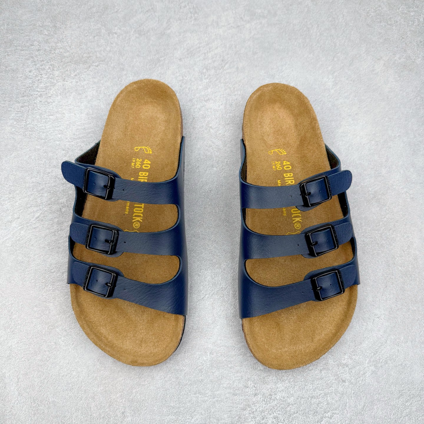 图片[2]-Birkenstock Ramses 系列 勃肯夹趾皮革绒面双扣时尚人字拖拖鞋 牛皮绒面革质地柔软 搭配可调节鞋扣提升穿着舒适度 人体工学设计分散脚部压力 保护脚踝 软木乳胶鞋床具有一定的收缩性 长时间穿着后能贴合脚型 EVA鞋底回弹性和抗张性力高 具有良好的防震、缓冲性 四季皆宜 柔软的鞋床采用额外的泡沫缓冲层 提供额外的舒适感和全天支撑 全网独家首发 源于德国的严谨工艺 牛巴戎面 中层松木 EVA 三层组合大底 优质牛皮面料五金扣 出口订单 尺码：35-44-选品中心