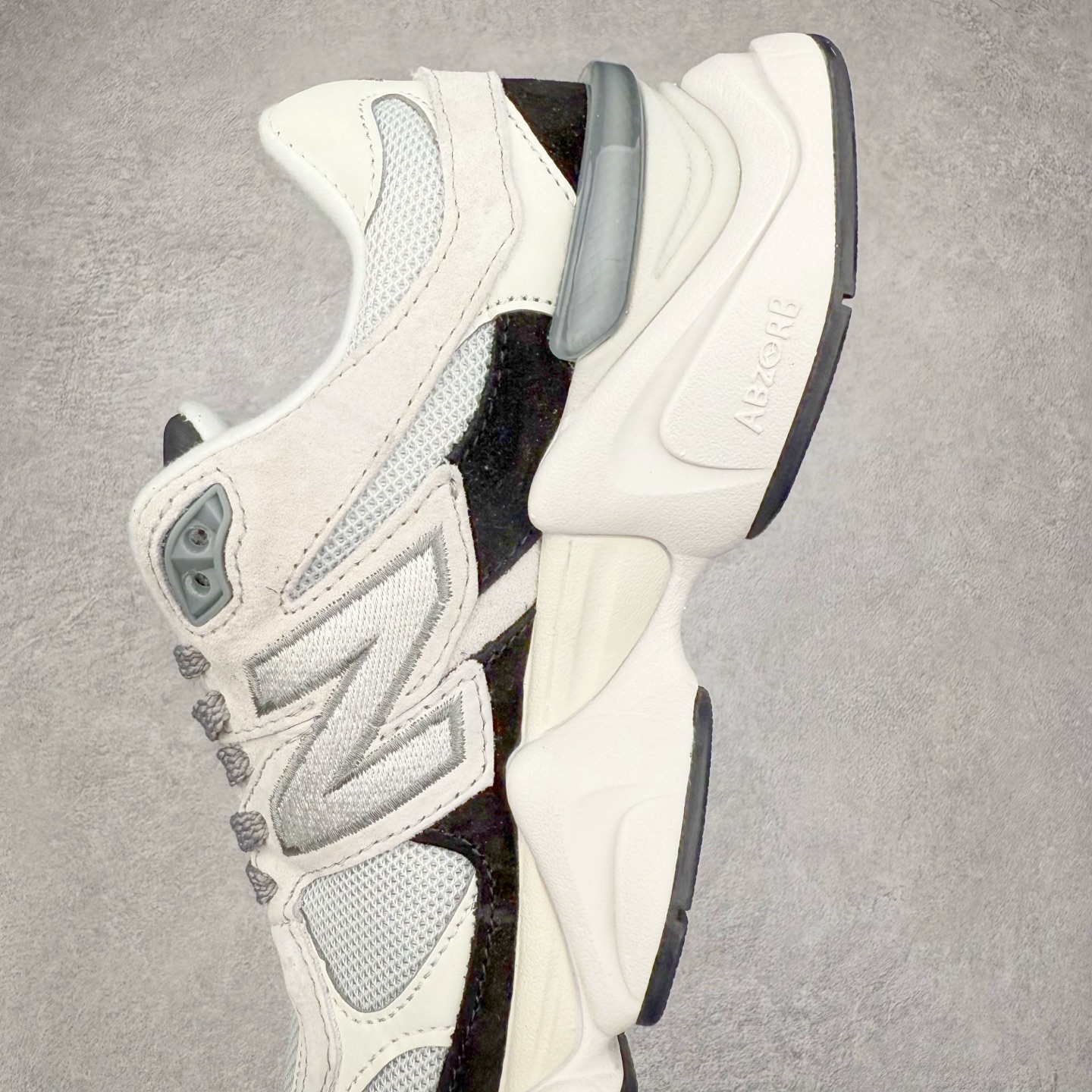 图片[7]-New Balance NB9060 复古运动鞋 新百伦又带来了新鞋型 并且是与芝加哥街头品牌 Joe Freshgoods 的联名款 鞋身主体采用了类似 990 系列的设计风格 与传统复古慢跑鞋区别不大 最大的变化就是鞋底部分 在传统设计的中底外层 增加了多个分区的模块 圆润的线条设计与我们熟悉的 New Balance 风格截然不同 但与同样充满弧形线条的鞋面搭配 看起来毫无违和感 尺码：36-45-选品中心