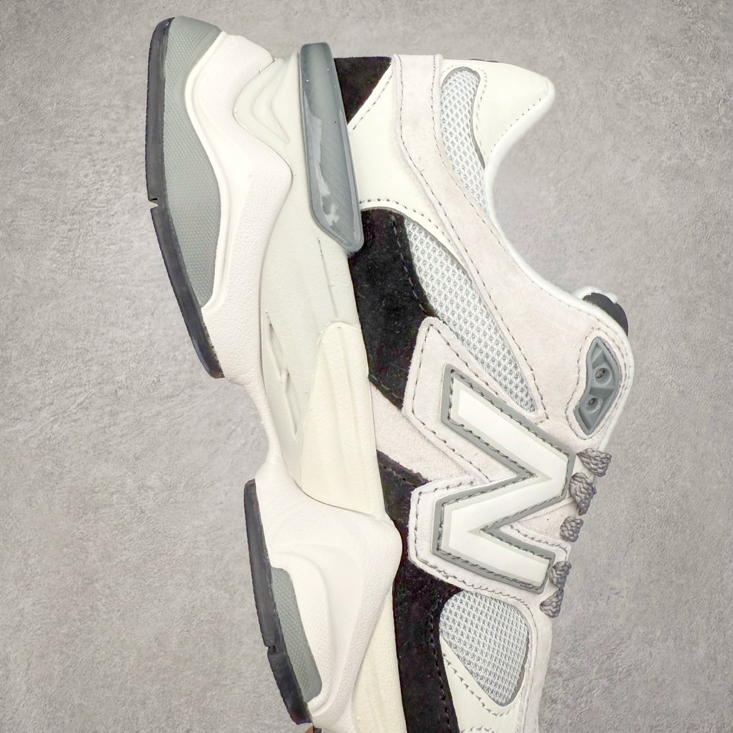 图片[6]-New Balance NB9060 复古运动鞋 新百伦又带来了新鞋型 并且是与芝加哥街头品牌 Joe Freshgoods 的联名款 鞋身主体采用了类似 990 系列的设计风格 与传统复古慢跑鞋区别不大 最大的变化就是鞋底部分 在传统设计的中底外层 增加了多个分区的模块 圆润的线条设计与我们熟悉的 New Balance 风格截然不同 但与同样充满弧形线条的鞋面搭配 看起来毫无违和感 尺码：36-45-选品中心