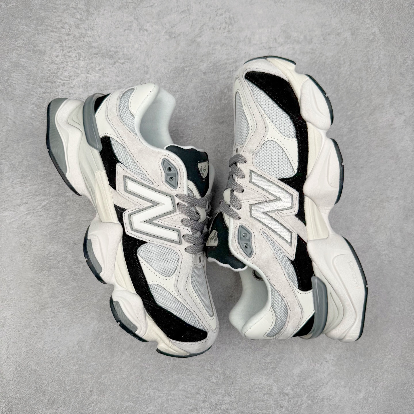 图片[3]-New Balance NB9060 复古运动鞋 新百伦又带来了新鞋型 并且是与芝加哥街头品牌 Joe Freshgoods 的联名款 鞋身主体采用了类似 990 系列的设计风格 与传统复古慢跑鞋区别不大 最大的变化就是鞋底部分 在传统设计的中底外层 增加了多个分区的模块 圆润的线条设计与我们熟悉的 New Balance 风格截然不同 但与同样充满弧形线条的鞋面搭配 看起来毫无违和感 尺码：36-45-选品中心