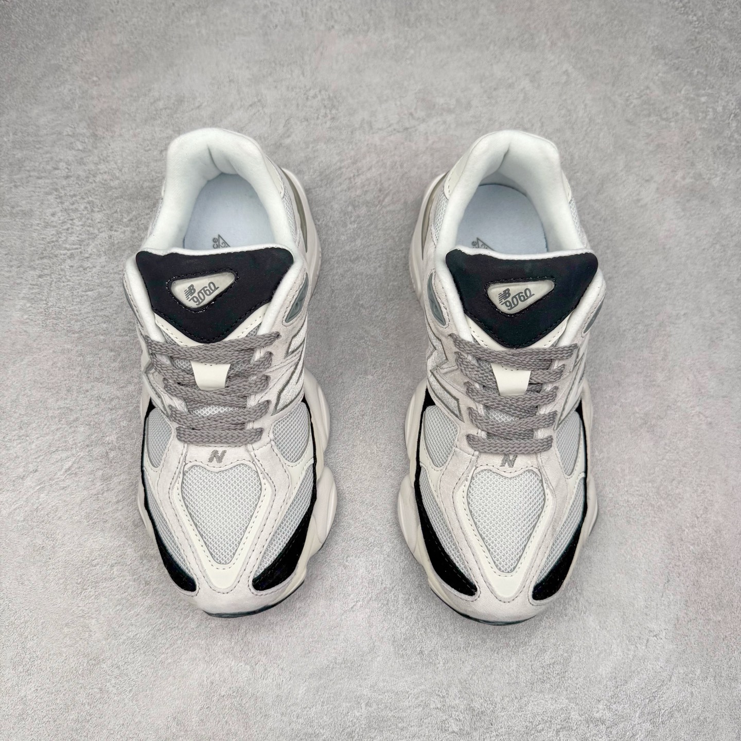 图片[2]-New Balance NB9060 复古运动鞋 新百伦又带来了新鞋型 并且是与芝加哥街头品牌 Joe Freshgoods 的联名款 鞋身主体采用了类似 990 系列的设计风格 与传统复古慢跑鞋区别不大 最大的变化就是鞋底部分 在传统设计的中底外层 增加了多个分区的模块 圆润的线条设计与我们熟悉的 New Balance 风格截然不同 但与同样充满弧形线条的鞋面搭配 看起来毫无违和感 尺码：36-45-选品中心