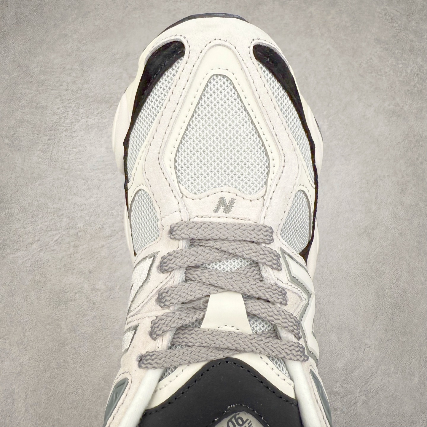 图片[4]-New Balance NB9060 复古运动鞋 新百伦又带来了新鞋型 并且是与芝加哥街头品牌 Joe Freshgoods 的联名款 鞋身主体采用了类似 990 系列的设计风格 与传统复古慢跑鞋区别不大 最大的变化就是鞋底部分 在传统设计的中底外层 增加了多个分区的模块 圆润的线条设计与我们熟悉的 New Balance 风格截然不同 但与同样充满弧形线条的鞋面搭配 看起来毫无违和感 尺码：36-45-选品中心