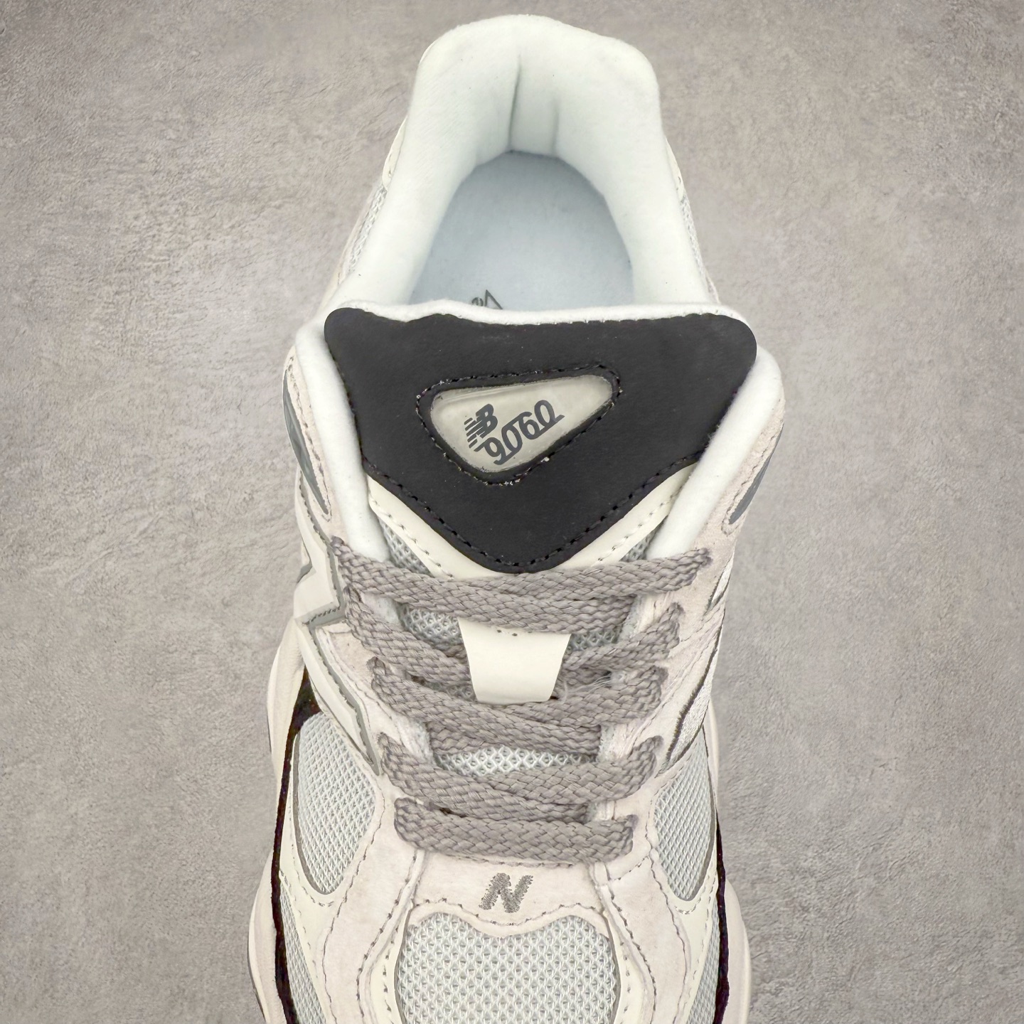 图片[5]-New Balance NB9060 复古运动鞋 新百伦又带来了新鞋型 并且是与芝加哥街头品牌 Joe Freshgoods 的联名款 鞋身主体采用了类似 990 系列的设计风格 与传统复古慢跑鞋区别不大 最大的变化就是鞋底部分 在传统设计的中底外层 增加了多个分区的模块 圆润的线条设计与我们熟悉的 New Balance 风格截然不同 但与同样充满弧形线条的鞋面搭配 看起来毫无违和感 尺码：36-45-选品中心