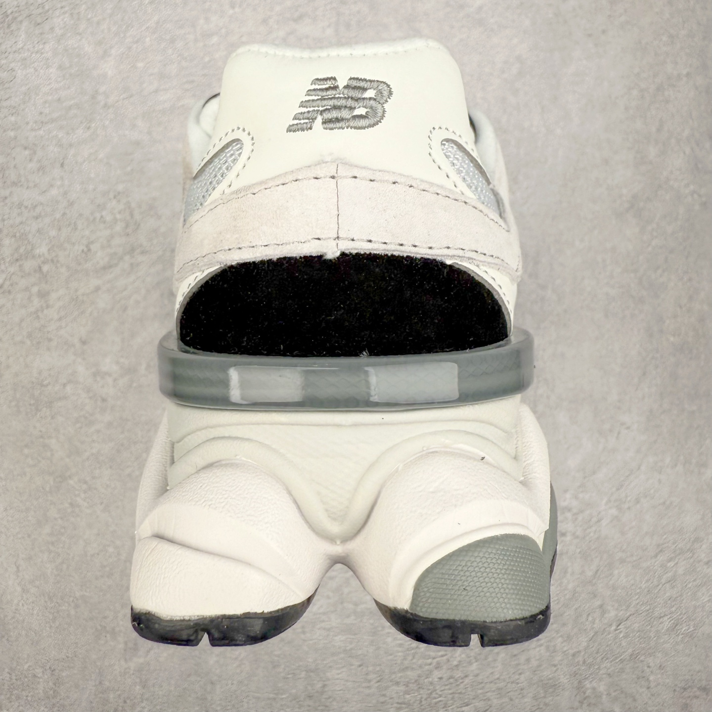 图片[8]-New Balance NB9060 复古运动鞋 新百伦又带来了新鞋型 并且是与芝加哥街头品牌 Joe Freshgoods 的联名款 鞋身主体采用了类似 990 系列的设计风格 与传统复古慢跑鞋区别不大 最大的变化就是鞋底部分 在传统设计的中底外层 增加了多个分区的模块 圆润的线条设计与我们熟悉的 New Balance 风格截然不同 但与同样充满弧形线条的鞋面搭配 看起来毫无违和感 尺码：36-45-选品中心