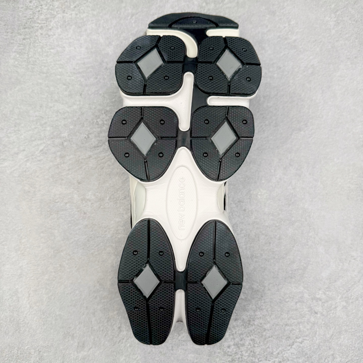 图片[9]-New Balance NB9060 复古运动鞋 新百伦又带来了新鞋型 并且是与芝加哥街头品牌 Joe Freshgoods 的联名款 鞋身主体采用了类似 990 系列的设计风格 与传统复古慢跑鞋区别不大 最大的变化就是鞋底部分 在传统设计的中底外层 增加了多个分区的模块 圆润的线条设计与我们熟悉的 New Balance 风格截然不同 但与同样充满弧形线条的鞋面搭配 看起来毫无违和感 尺码：36-45-选品中心