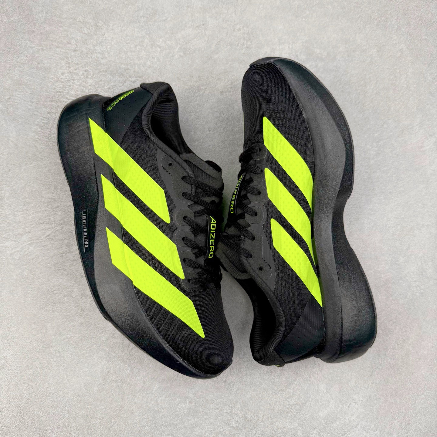 图片[3]-AD Adizero EVO SL 马拉松竞速专业跑鞋 JR3420 CELERMESH针织网面非常轻薄 纤维间的缝隙很大 可以保证跑步时的透气、排汗效果 鞋舌直接与两侧的内衬和鞋底连接在一起 在跑步过程中不会被鞋舌的左右移动所困扰 在标准鞋带孔的基础上再拓宽一组鞋带孔 适合不同脚型的需求 突破性 EnergyRods 技术，有助于跑者实现更好的成绩 中底独特的LIGHTSTRIKE PRO泡棉材质 微弹感觉在跑步过程中给予了良好的支撑体验 对于顶级精英和高水平进阶跑者来说 ADIOS PRO是一双值得信赖的竞速比赛用鞋 尺码：36 36.5 37.5 38 38.5 39 40 40.5 41 42 42.5 43 44 44.5 45-选品中心