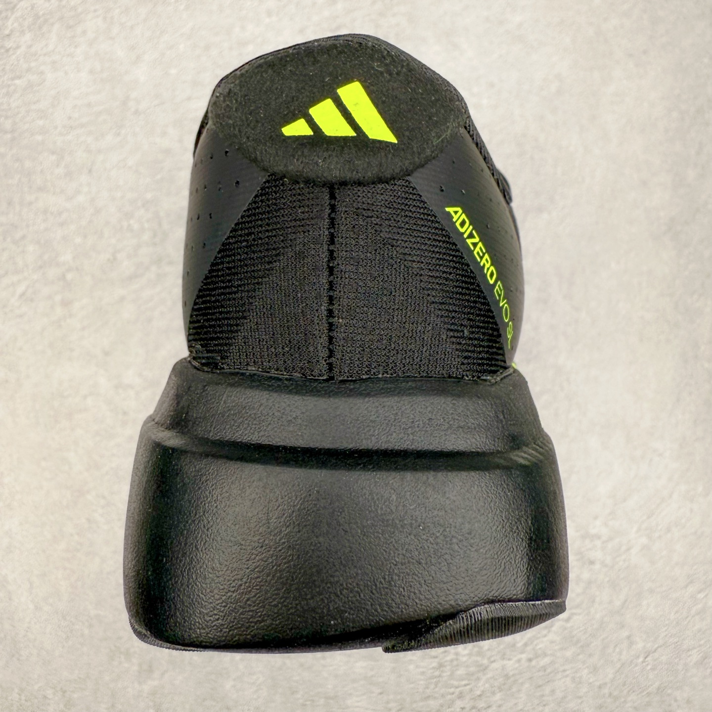 图片[8]-AD Adizero EVO SL 马拉松竞速专业跑鞋 JR3420 CELERMESH针织网面非常轻薄 纤维间的缝隙很大 可以保证跑步时的透气、排汗效果 鞋舌直接与两侧的内衬和鞋底连接在一起 在跑步过程中不会被鞋舌的左右移动所困扰 在标准鞋带孔的基础上再拓宽一组鞋带孔 适合不同脚型的需求 突破性 EnergyRods 技术，有助于跑者实现更好的成绩 中底独特的LIGHTSTRIKE PRO泡棉材质 微弹感觉在跑步过程中给予了良好的支撑体验 对于顶级精英和高水平进阶跑者来说 ADIOS PRO是一双值得信赖的竞速比赛用鞋 尺码：36 36.5 37.5 38 38.5 39 40 40.5 41 42 42.5 43 44 44.5 45-选品中心