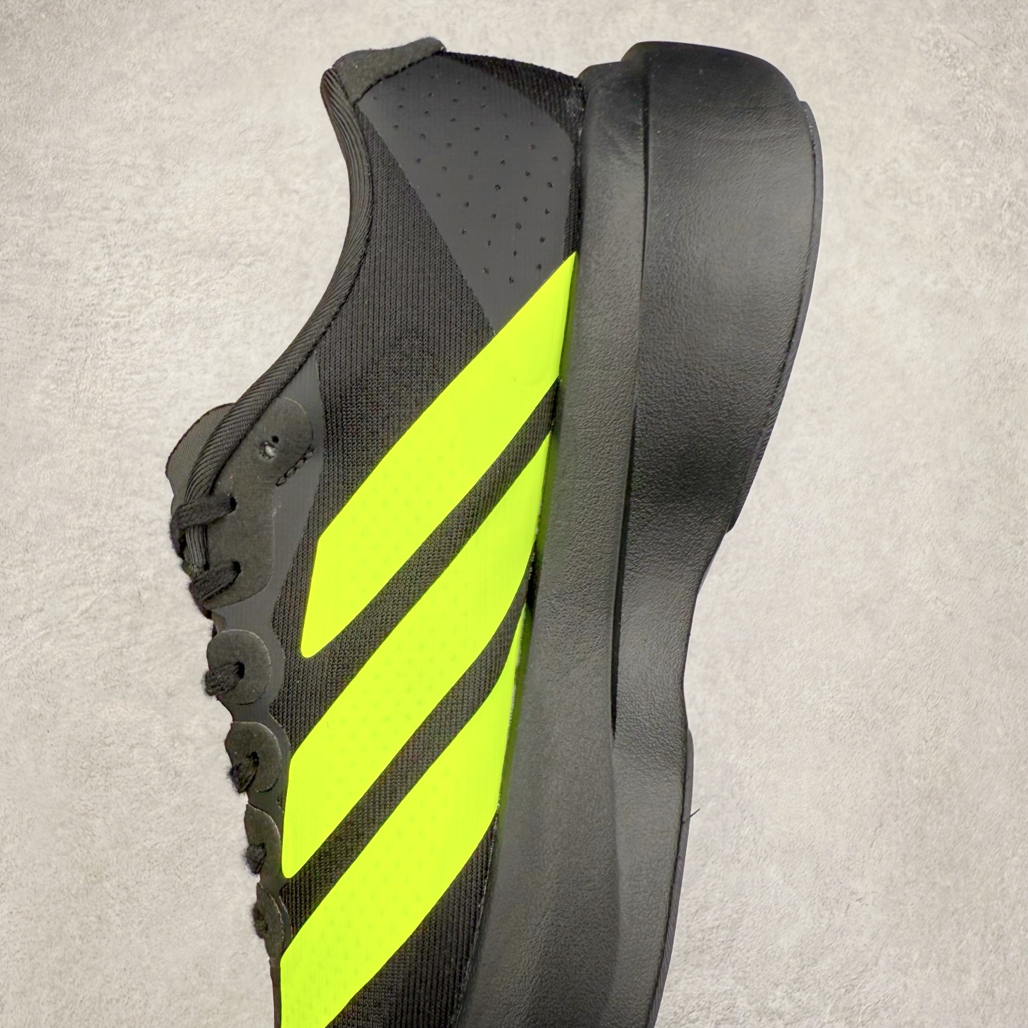 图片[7]-AD Adizero EVO SL 马拉松竞速专业跑鞋 JR3420 CELERMESH针织网面非常轻薄 纤维间的缝隙很大 可以保证跑步时的透气、排汗效果 鞋舌直接与两侧的内衬和鞋底连接在一起 在跑步过程中不会被鞋舌的左右移动所困扰 在标准鞋带孔的基础上再拓宽一组鞋带孔 适合不同脚型的需求 突破性 EnergyRods 技术，有助于跑者实现更好的成绩 中底独特的LIGHTSTRIKE PRO泡棉材质 微弹感觉在跑步过程中给予了良好的支撑体验 对于顶级精英和高水平进阶跑者来说 ADIOS PRO是一双值得信赖的竞速比赛用鞋 尺码：36 36.5 37.5 38 38.5 39 40 40.5 41 42 42.5 43 44 44.5 45-选品中心