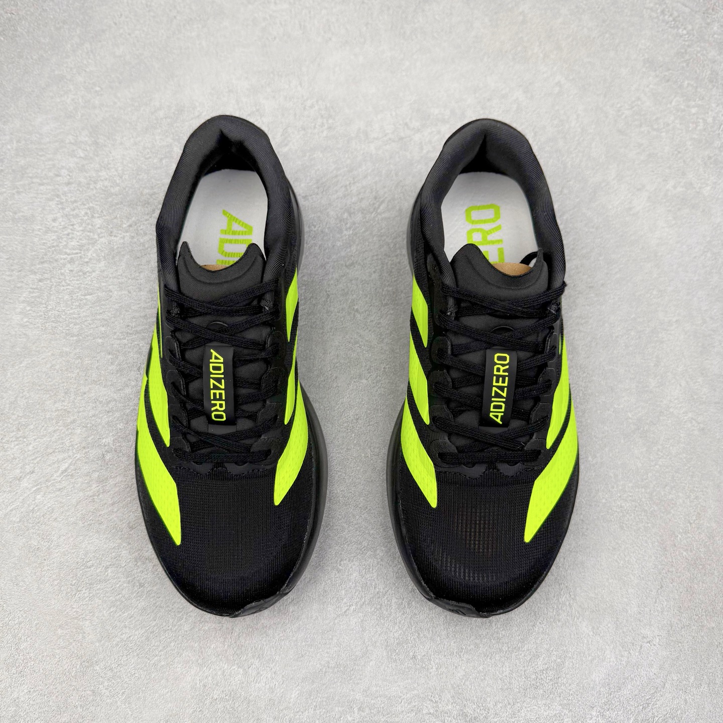 图片[2]-AD Adizero EVO SL 马拉松竞速专业跑鞋 JR3420 CELERMESH针织网面非常轻薄 纤维间的缝隙很大 可以保证跑步时的透气、排汗效果 鞋舌直接与两侧的内衬和鞋底连接在一起 在跑步过程中不会被鞋舌的左右移动所困扰 在标准鞋带孔的基础上再拓宽一组鞋带孔 适合不同脚型的需求 突破性 EnergyRods 技术，有助于跑者实现更好的成绩 中底独特的LIGHTSTRIKE PRO泡棉材质 微弹感觉在跑步过程中给予了良好的支撑体验 对于顶级精英和高水平进阶跑者来说 ADIOS PRO是一双值得信赖的竞速比赛用鞋 尺码：36 36.5 37.5 38 38.5 39 40 40.5 41 42 42.5 43 44 44.5 45-选品中心